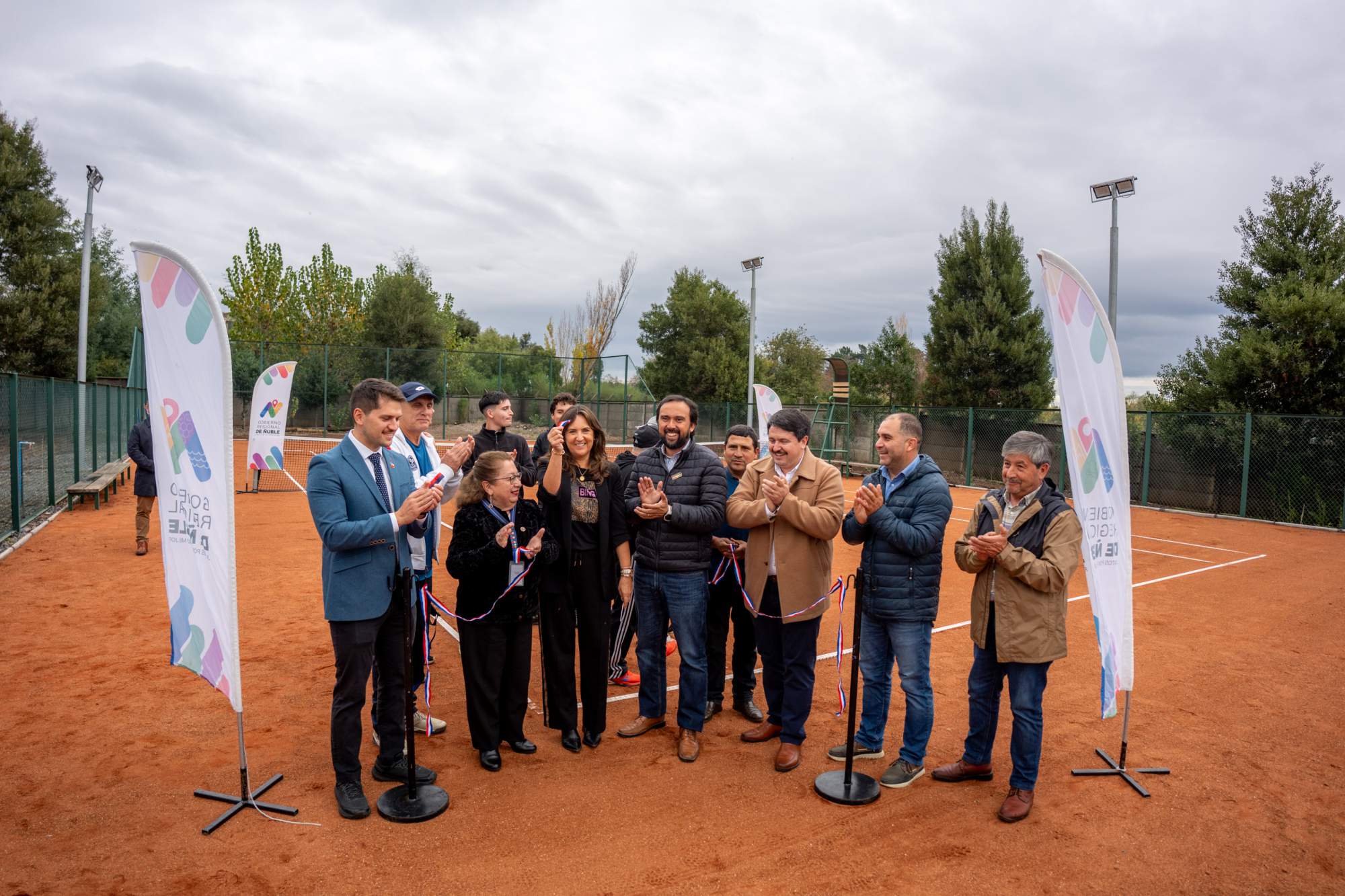 El Carmen fortalece su infraestructura deportiva con la primera cancha de tenis y moderno recinto de pasto sintético