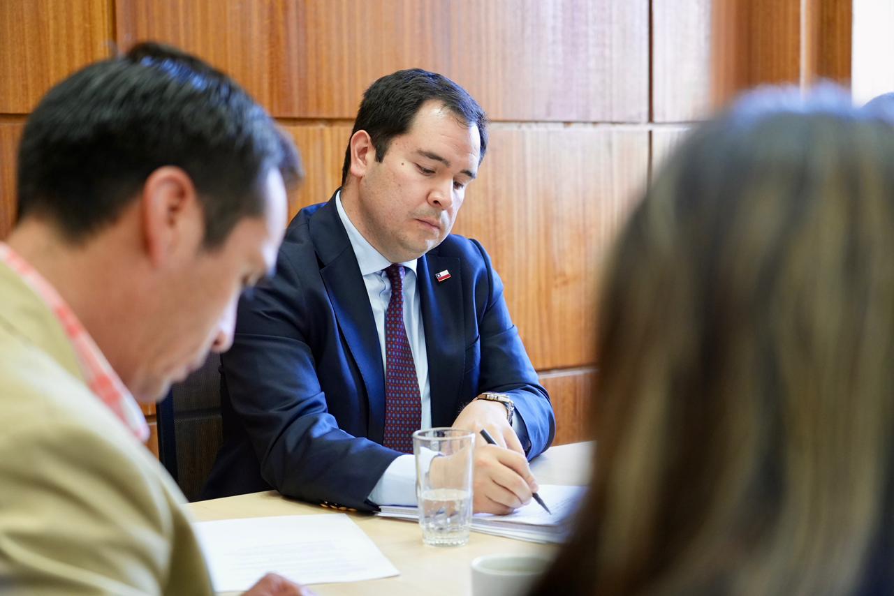 Delegado Presidencial se Reúne con Alcaldes de Ñuble para Abordar Alza de Combustibles