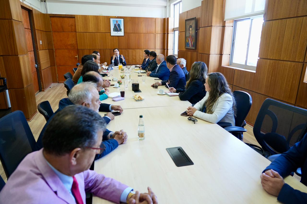 Delegado Presidencial se Reúne con Alcaldes de Ñuble para Abordar Alza de Combustibles