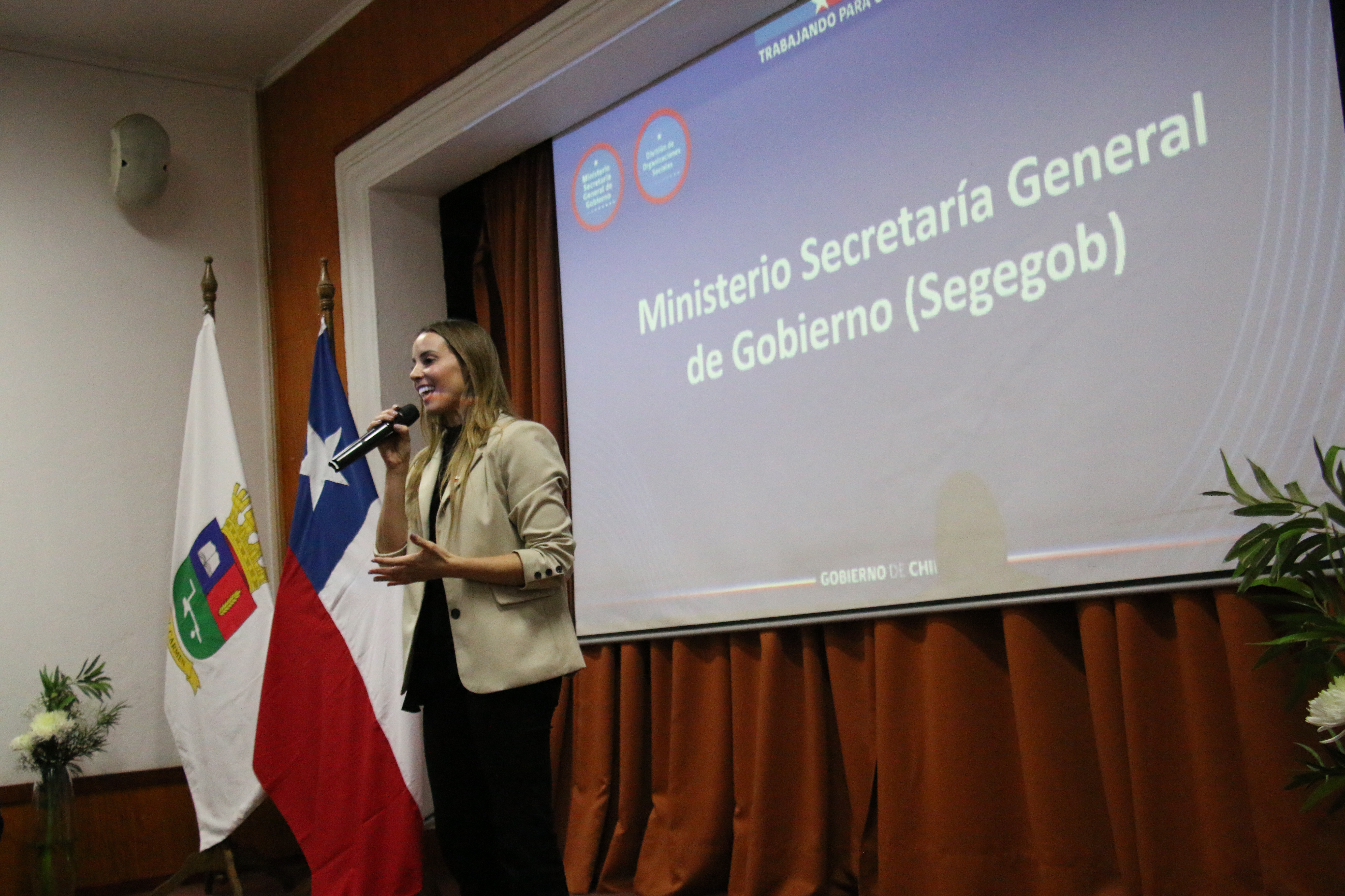 Ministra Mara Sedini realiza charla informativa sobre fondos concursables en El Carmen
