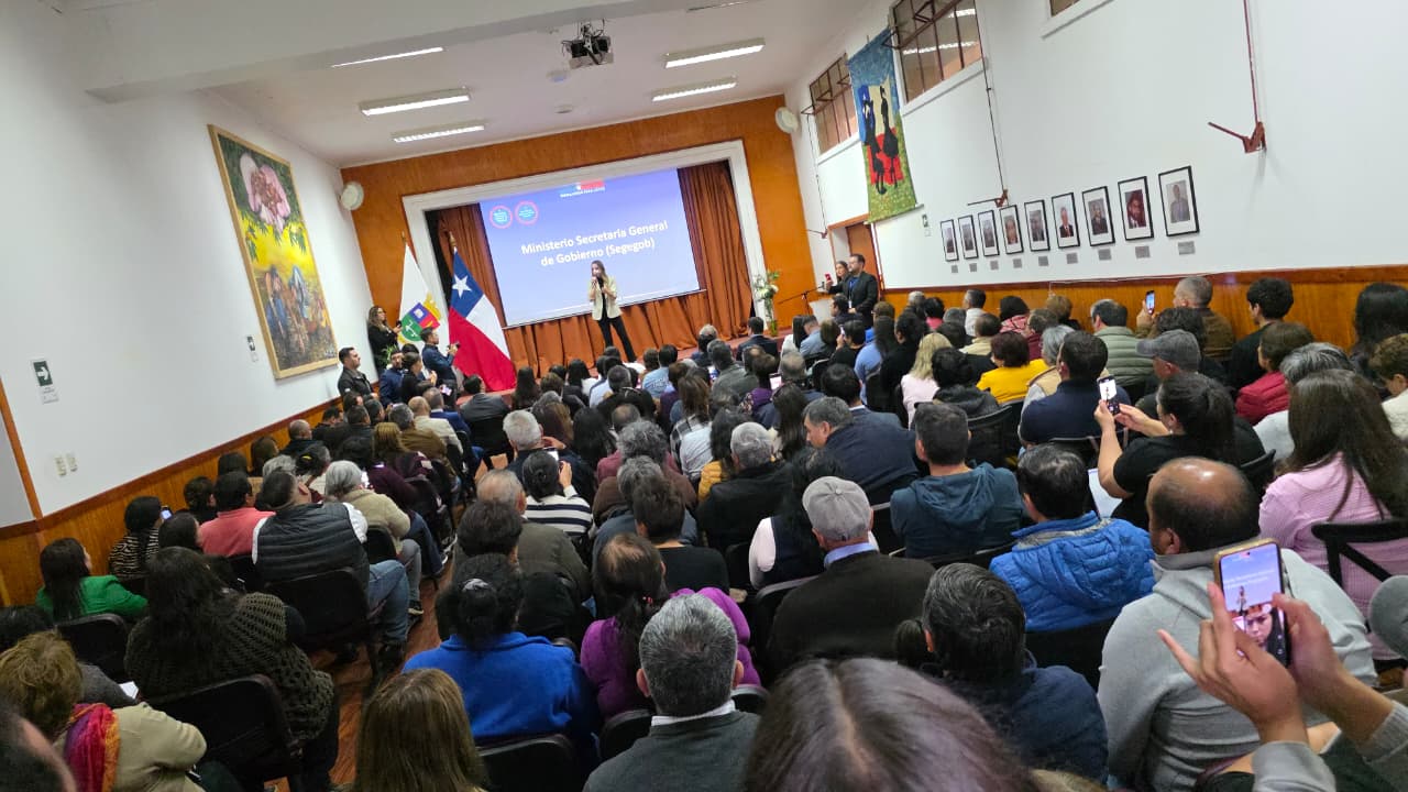 Ministra Mara Sedini lideró charla informativa a más de 100 dirigentes carmelinos