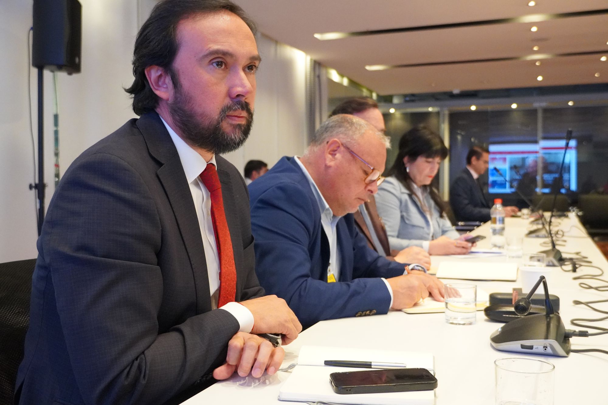 Gobernador de Ñuble enfatiza la necesidad de autonomía financiera regional en reunión con senadores