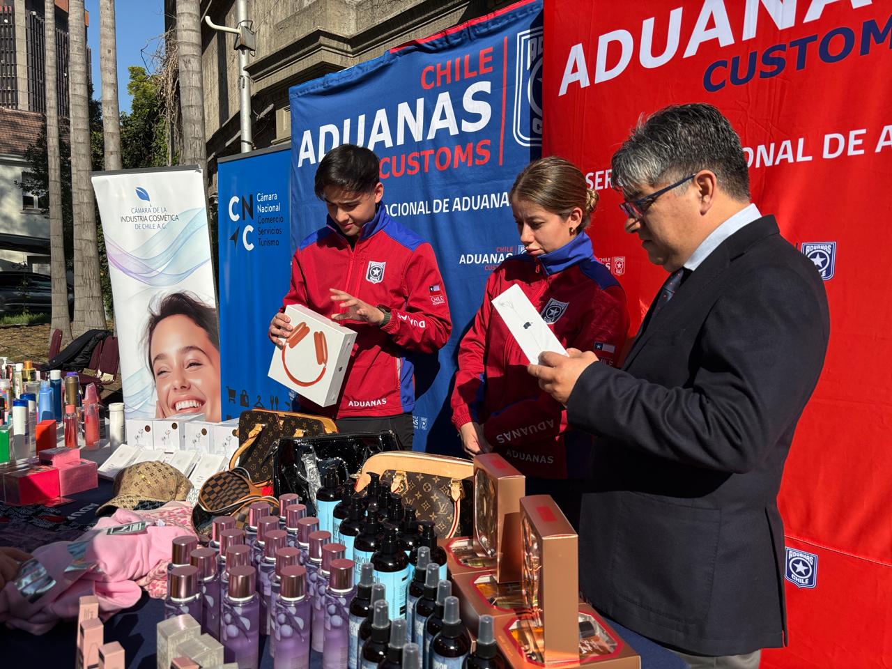 Aduanas y Cámara Nacional de Comercio refuerzan llamado a comprar en el comercio formal por Día de la Madre ante alza de incautaciones de falsificaciones de perfumes