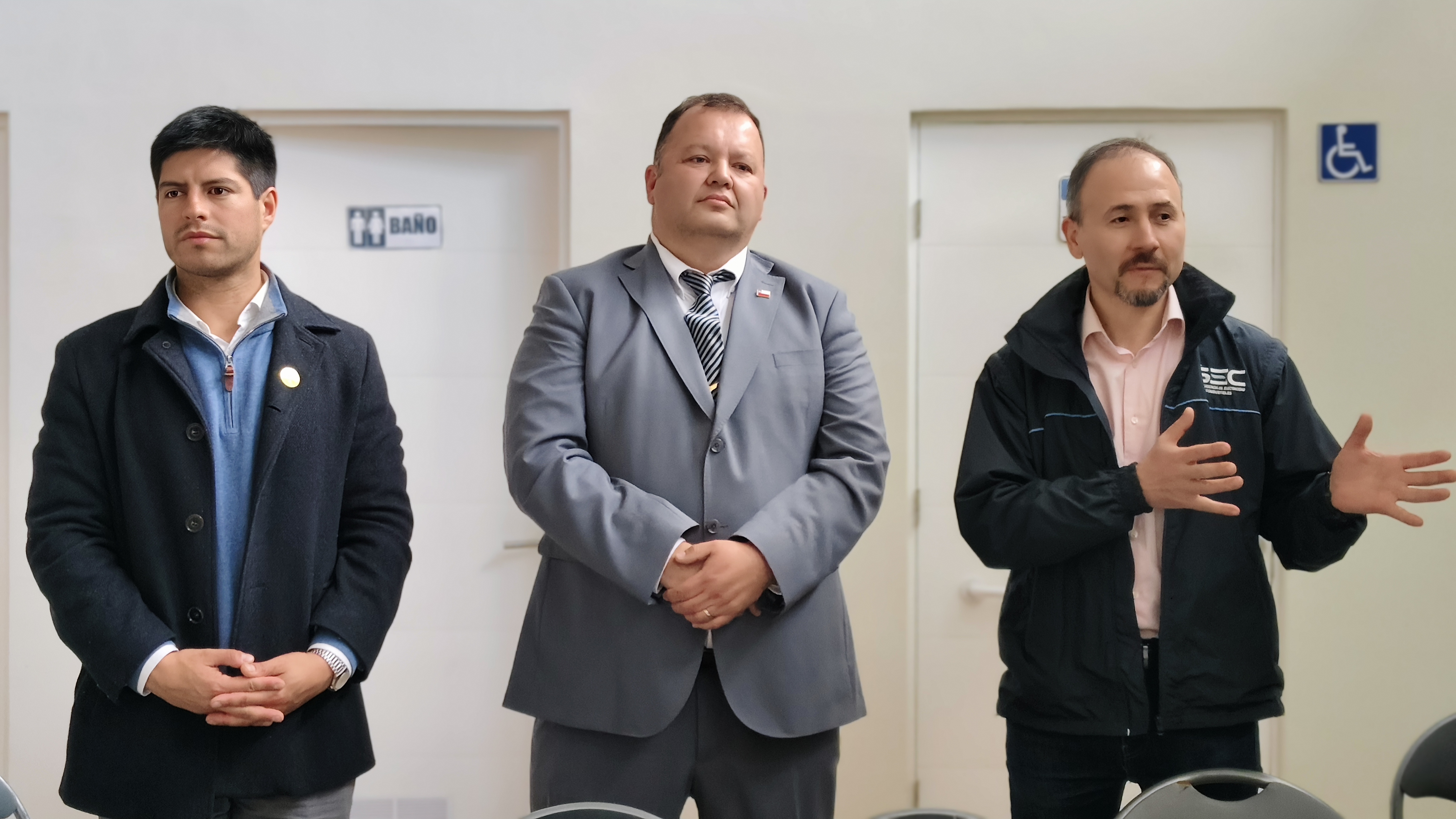 CP - Comunidad del Barrio Luis Cruz Martínez expone problemática por cortes de luz y acuerda trabajo conjunto con Seremi de Energía de Ñuble
