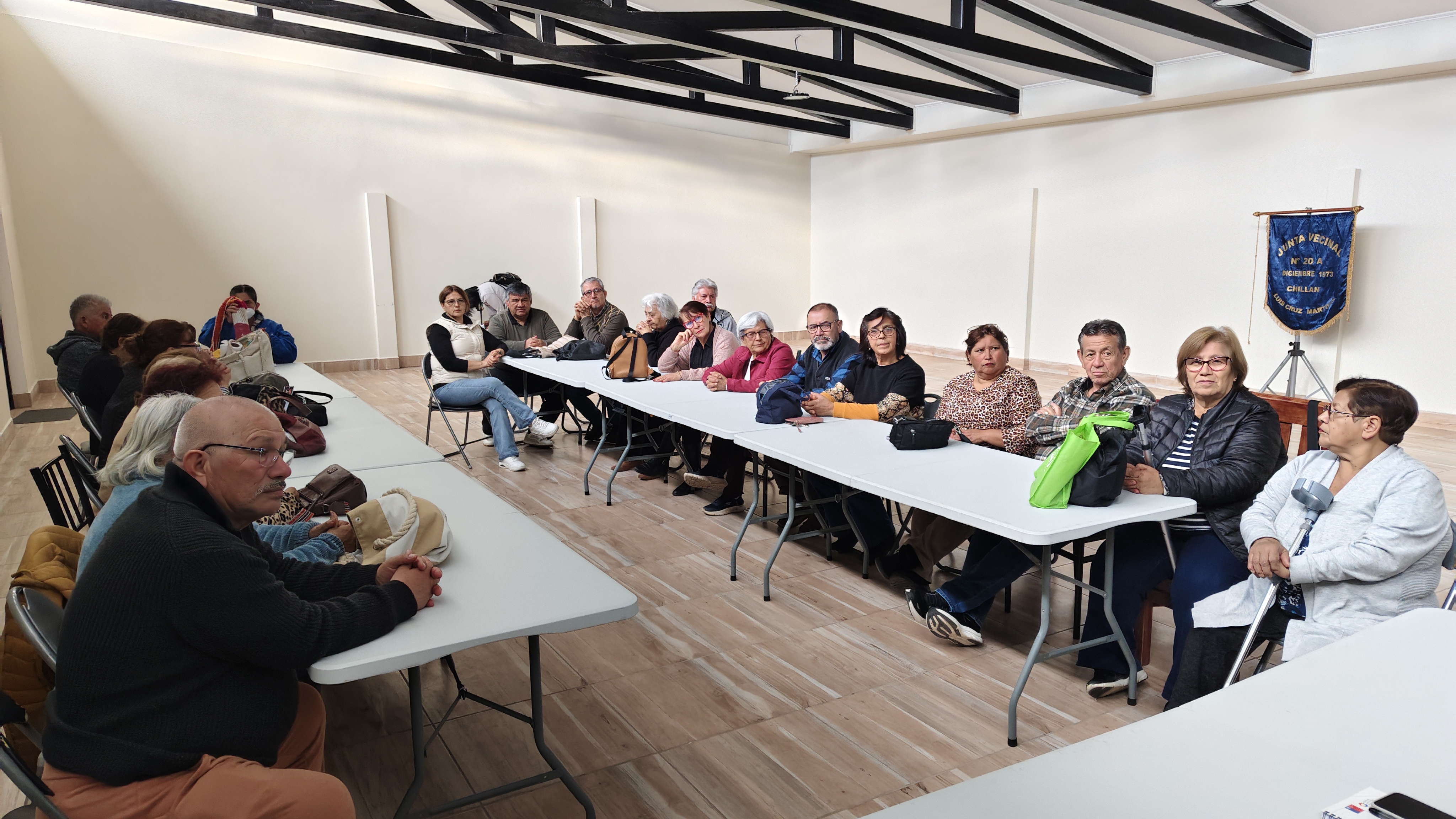 Comunidad del Barrio Luis Cruz Martínez se reúne con Seremi de Energía por cortes de luz en Chillán