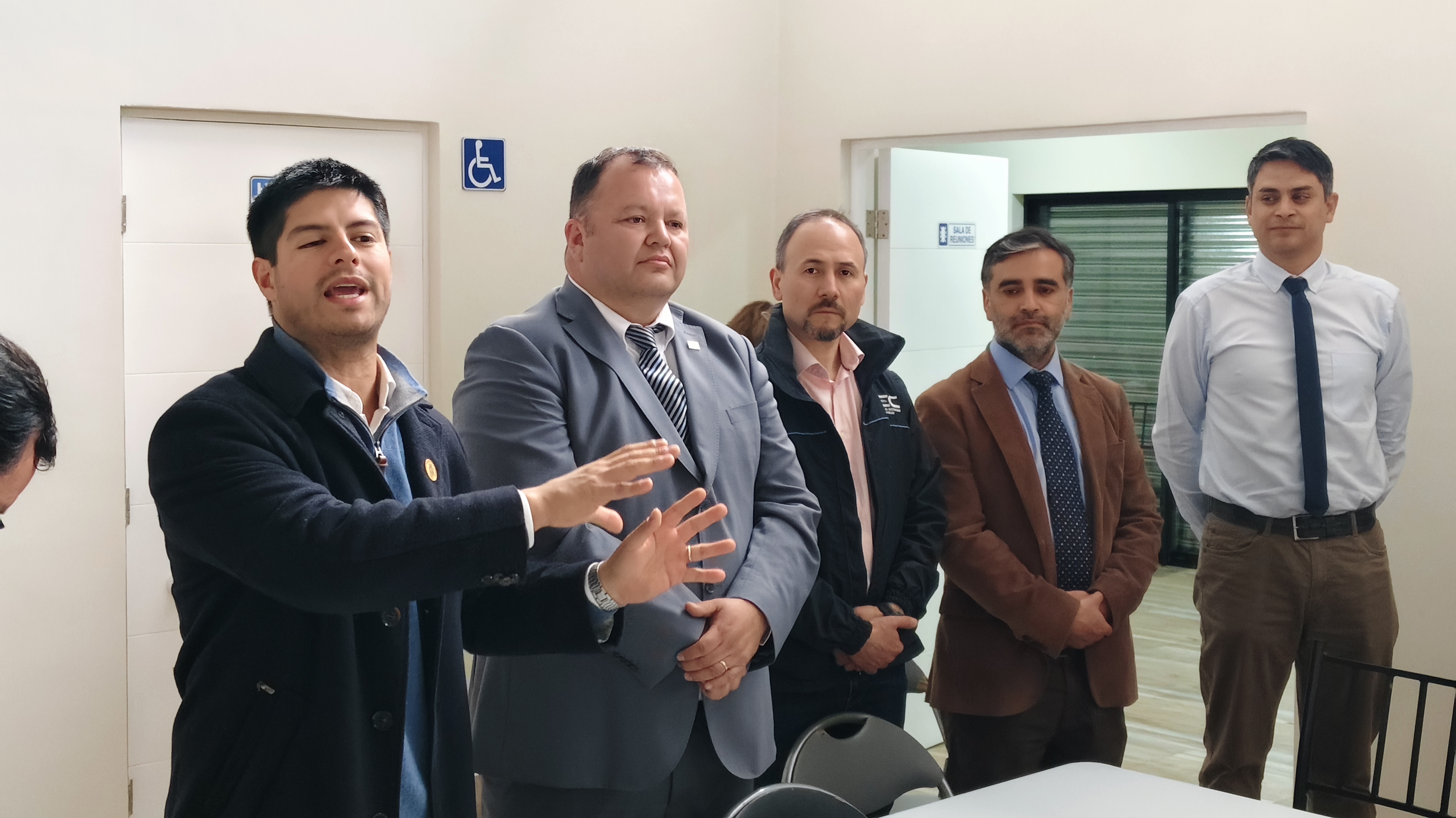 CP - Comunidad del Barrio Luis Cruz Martínez expone problemática por cortes de luz y acuerda trabajo conjunto con Seremi de Energía de Ñuble