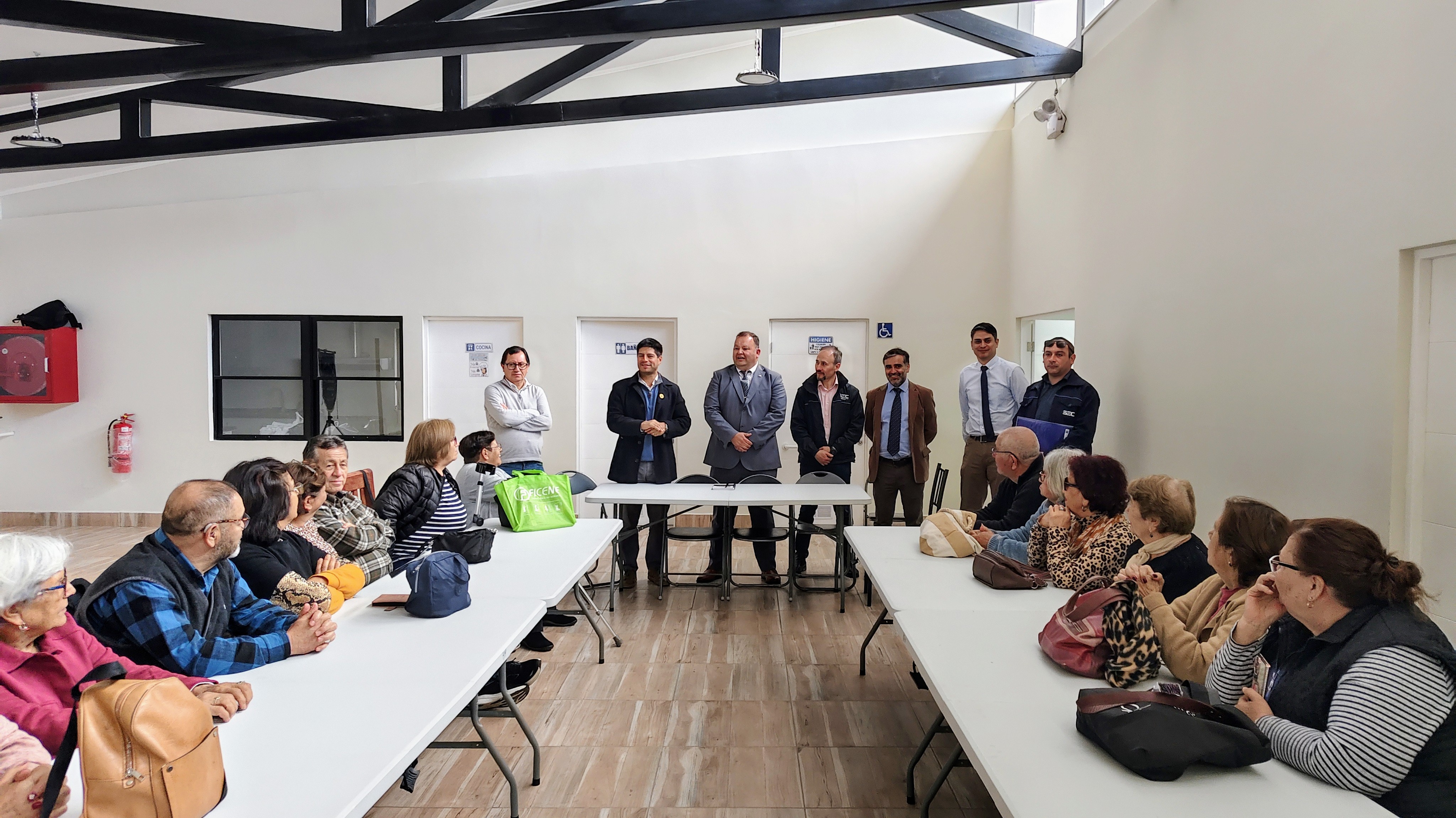 CP - Comunidad del Barrio Luis Cruz Martínez expone problemática por cortes de luz y acuerda trabajo conjunto con Seremi de Energía de Ñuble