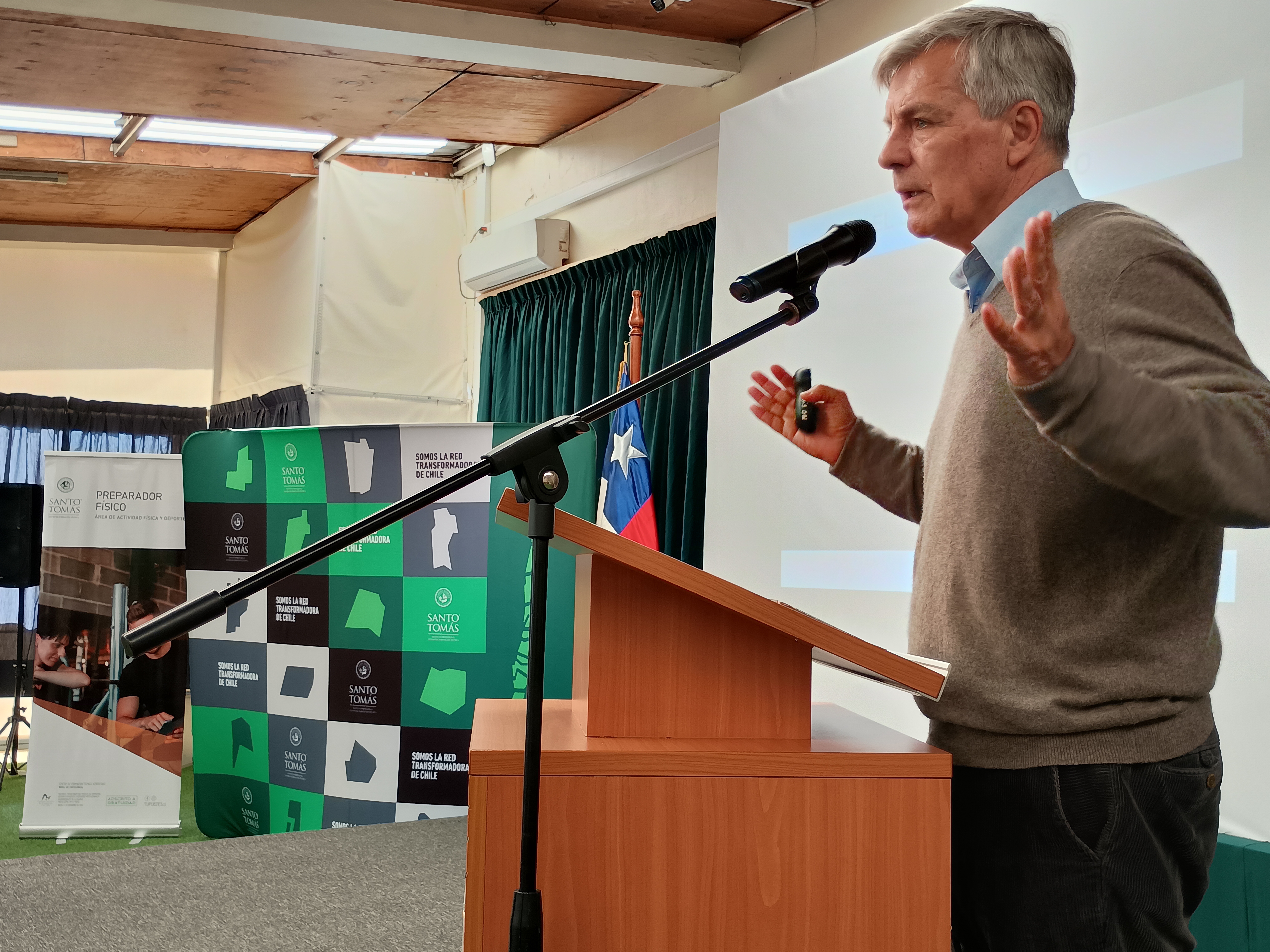 NP:  Harold Mayne-Nicholls aborda en Chillán el rol del deporte en la construcción de comunidad