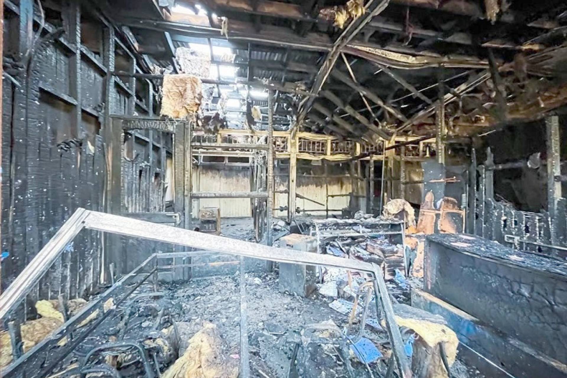 Alcalde y autoridades se reúnen para enfrentar incendio en escuela de Bobadilla
