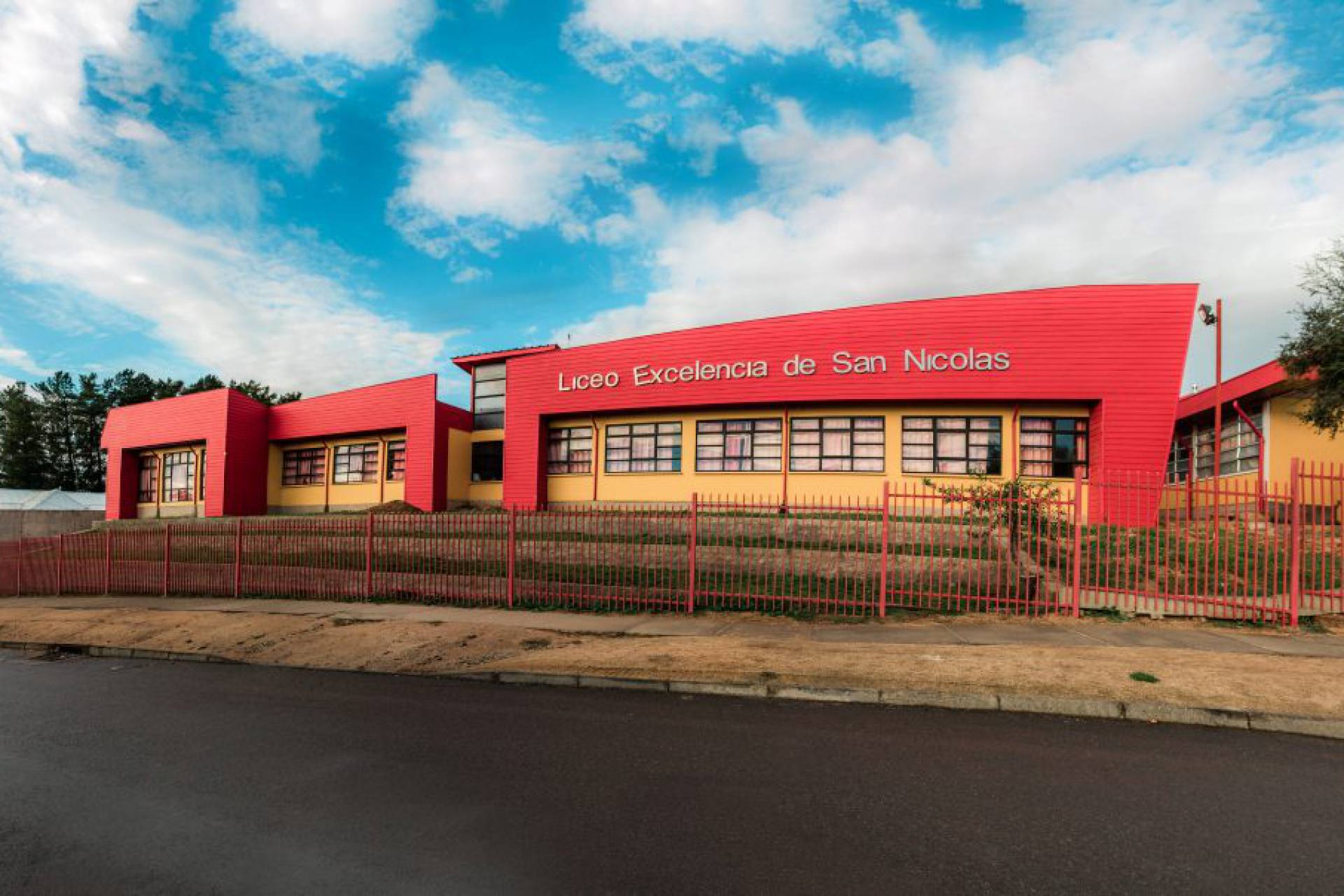 Siete escuelas y liceos de Ñuble se convierten en albergues para enfrentar la catástrofe regional