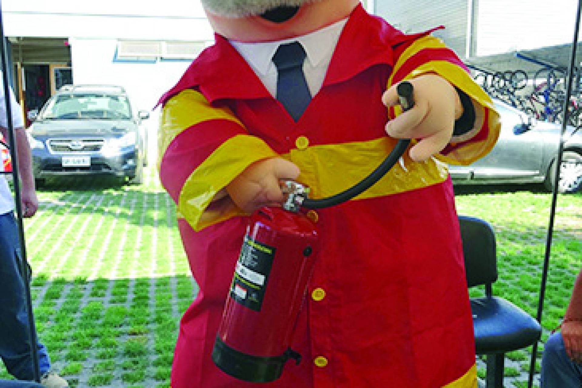 Dr. Simi realiza donativo a Bomberos en su 172 aniversario