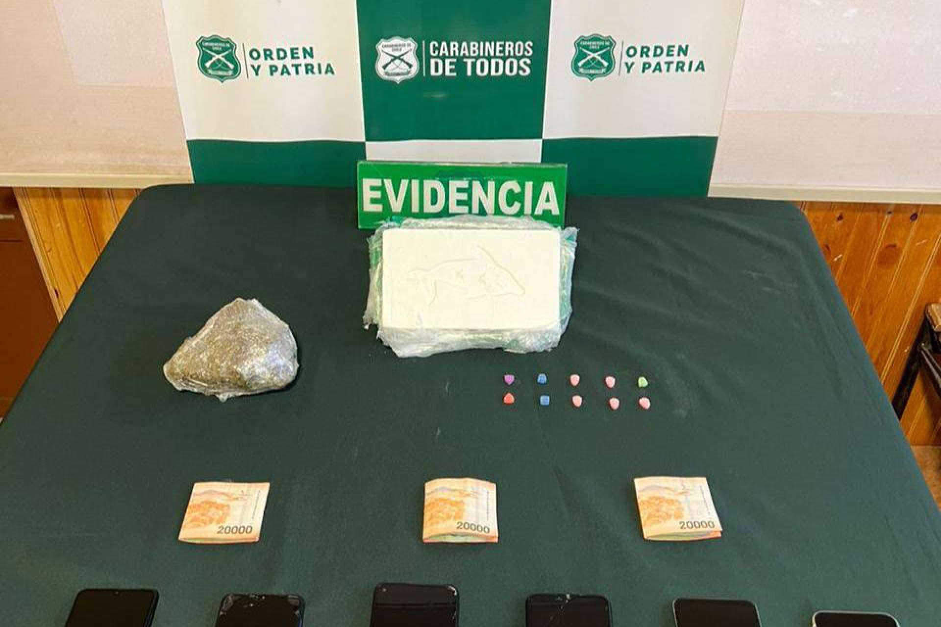 Carabineros del OS7 Ñuble detuvo en San Nicolás a 4 extranjeros que trasladaban en su vehículo 1.200 dosis de cocaína