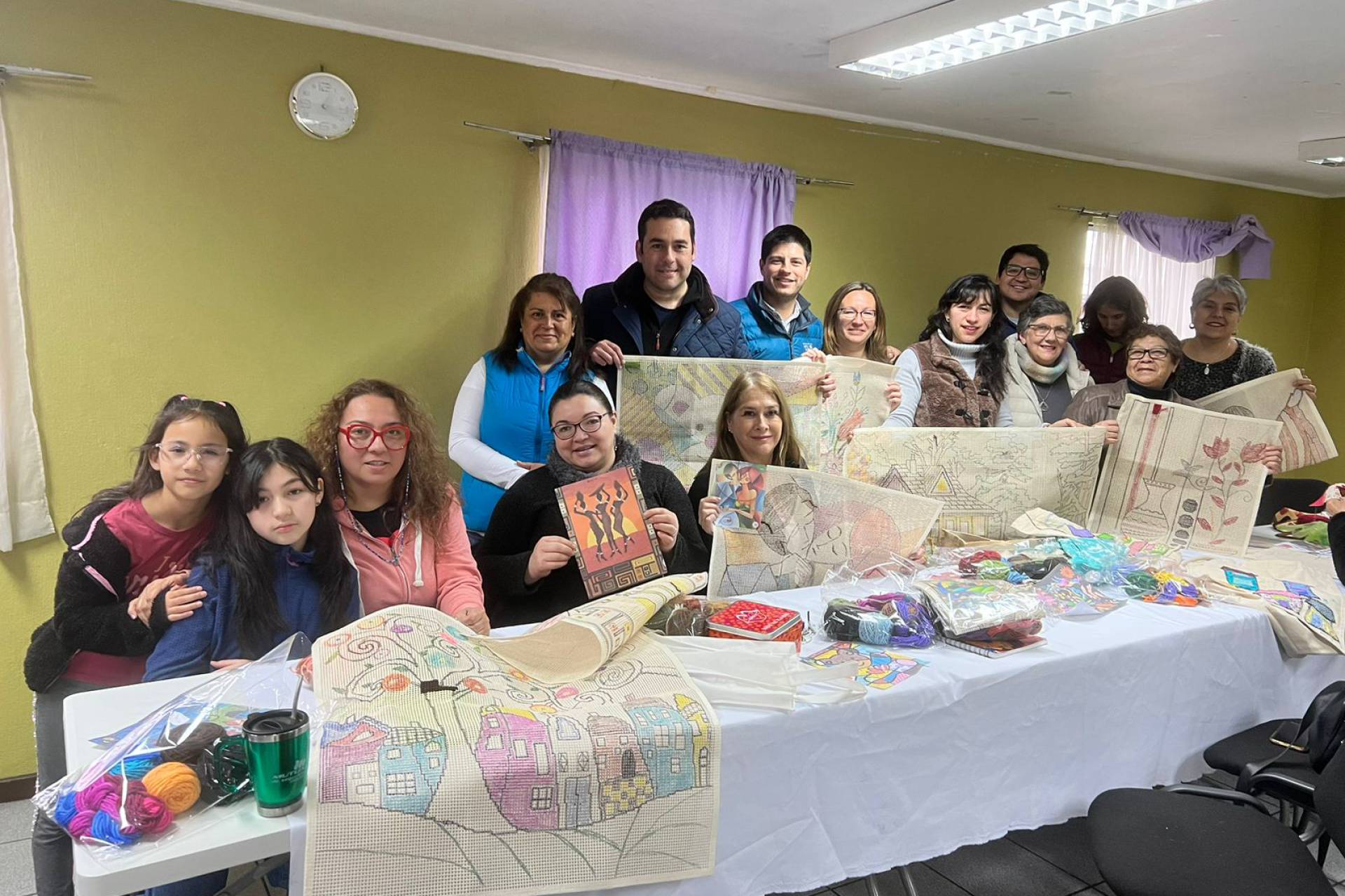 Personeros públicos comparten con bordadoras de Mujeres Creando Redes en el Parque Lantaño
