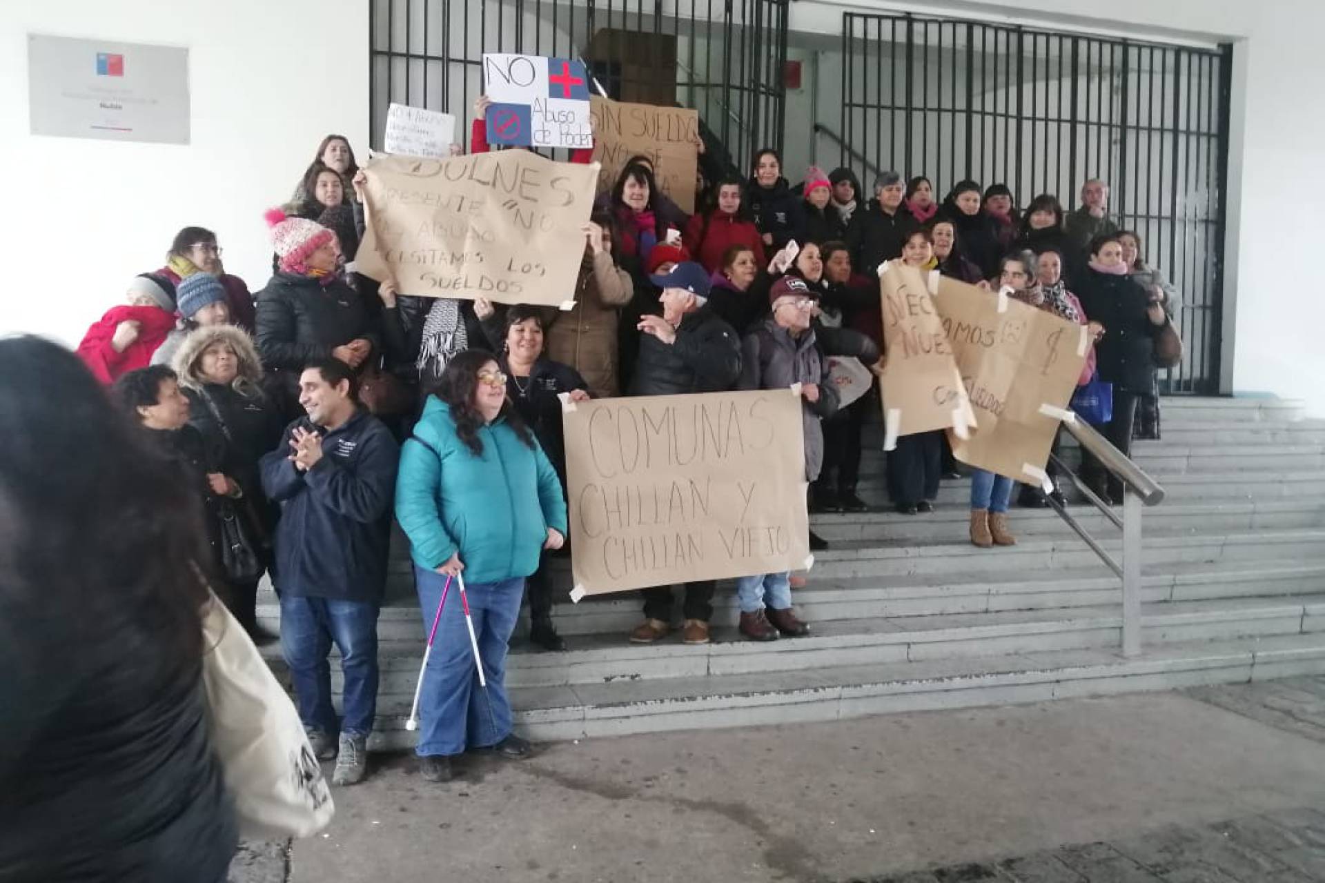 Trabajadores del Programa Proempleo de Ñuble se manifestaron este martes por no pago de sus remuneraciones