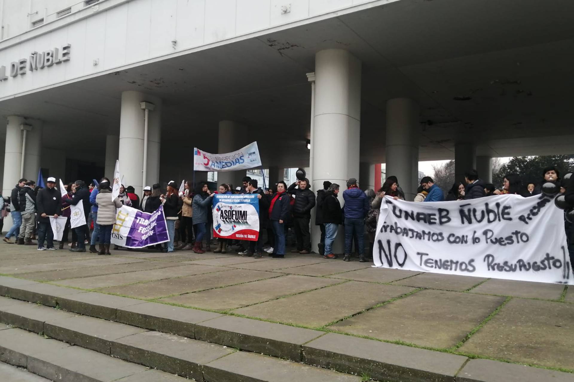 Trabajadores del sector público adscritos a la ANEF hicieron efectivo paro de brazos caídos anunciado la semana pasada