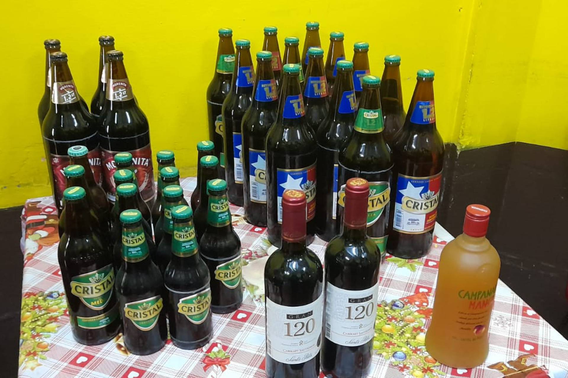 Inspectores municipales con apoyo de Carabineros decomisaron bebidas alcohólicas en local con patente vencida en Paseo La Merced