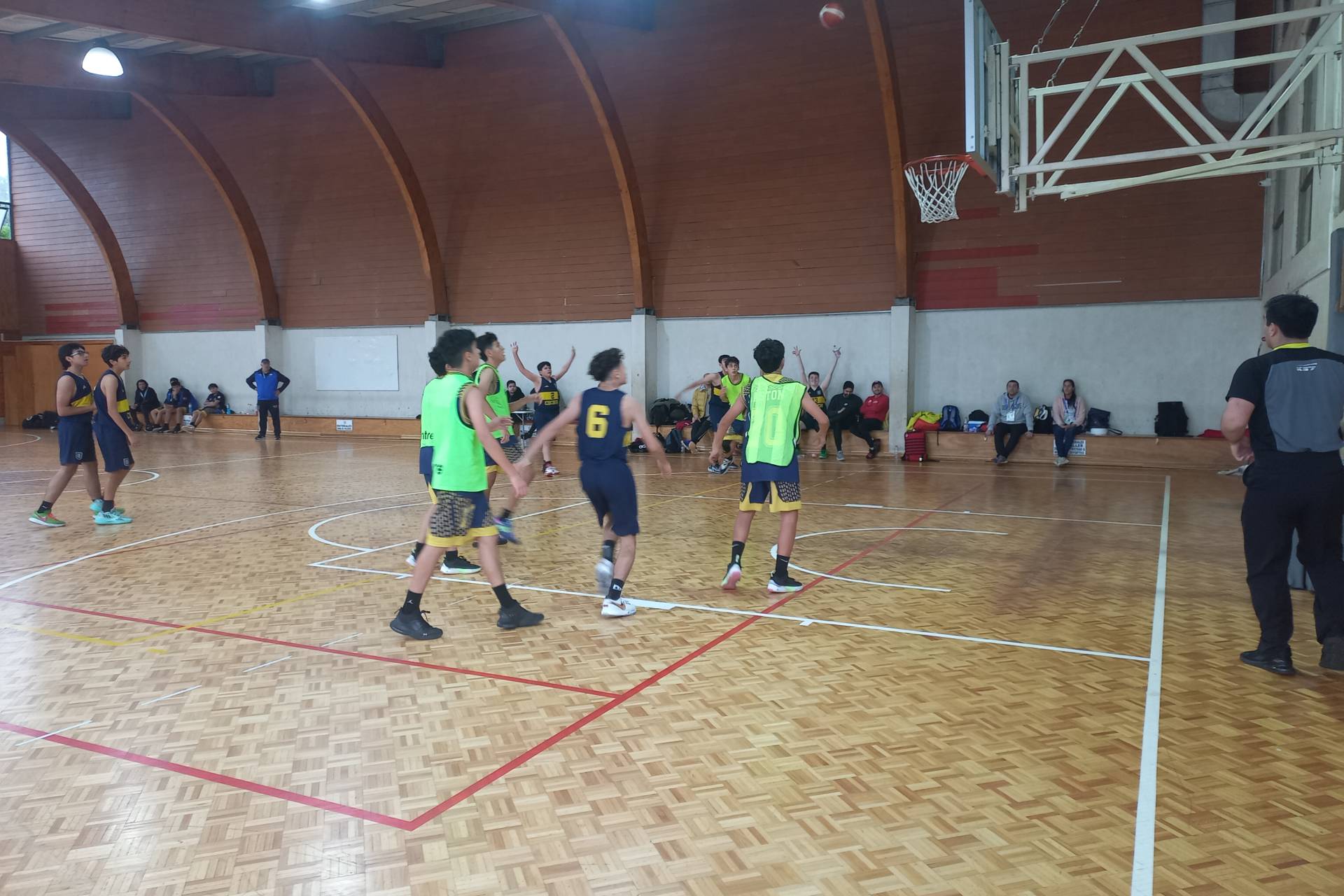 Colegio Concepción de Chillán avanza en los Deportivos Escolares tras vencer a Junior College de Arica en emocionante partido de Básquetbol Masculino