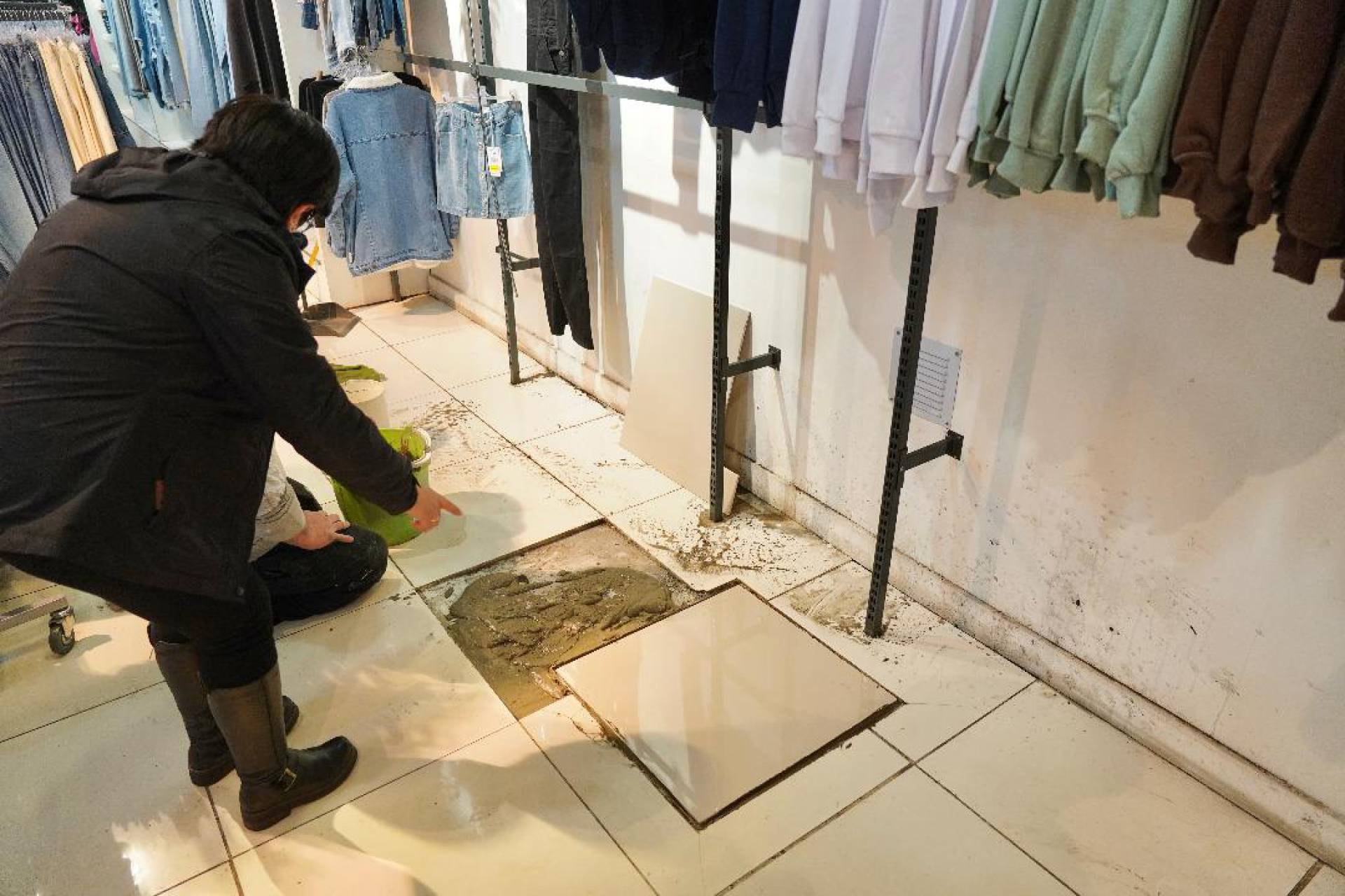 objetivo de proteger la salud de las personas y verificar las condiciones sanitarias de los locales que presentaron anegamientos y caídas de techumbre ocasionadas por las intensas lluvias.