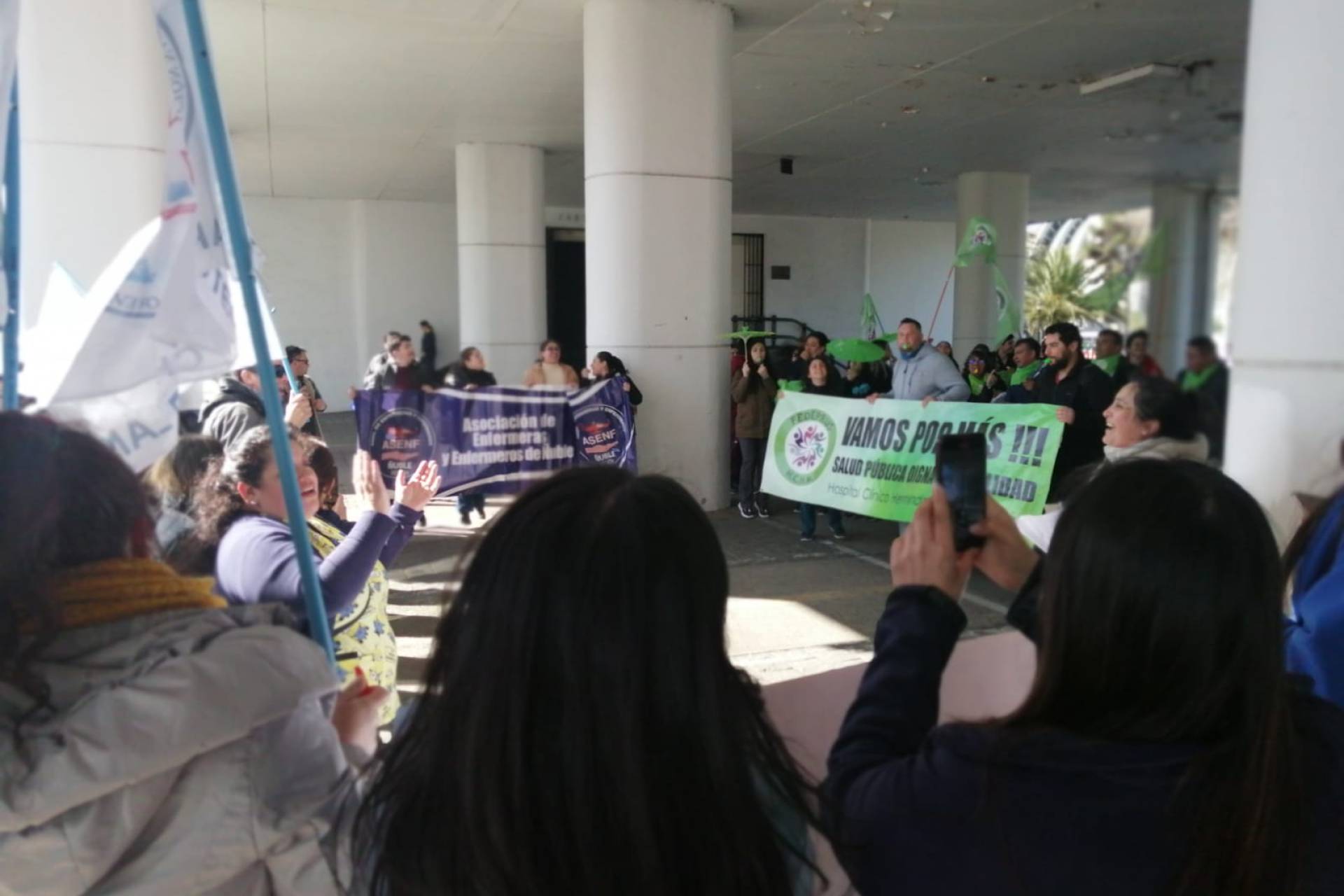 Gremios de la salud realizan un paro indefinido en protesta por la desvinculación de 159 funcionarios a partir del 1 de octubre