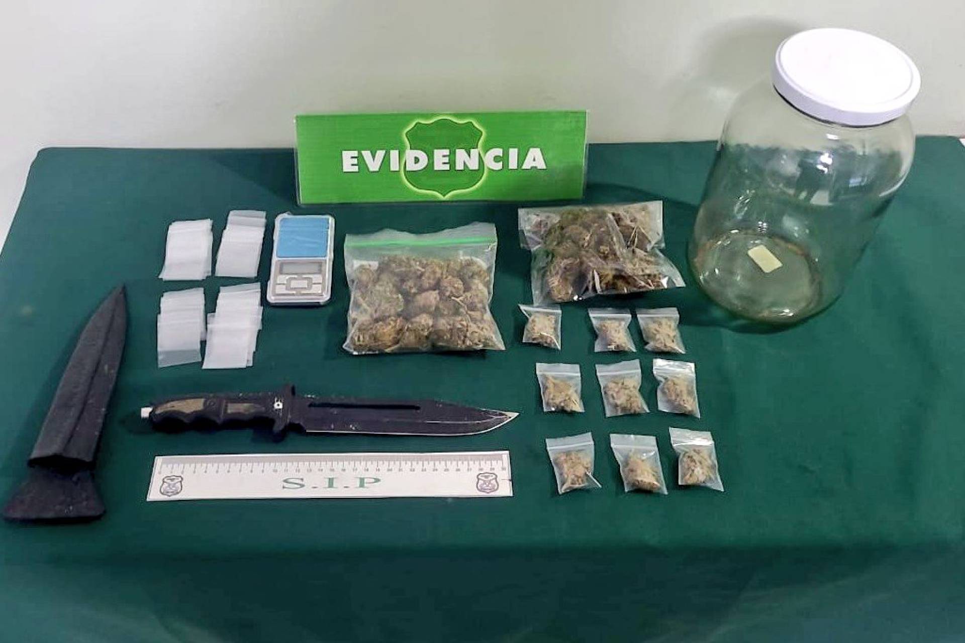 Carabineros detuvo anoche a sujetos que fueron sorprendidos vendiendo drogas en plaza de armas de San Ignacio