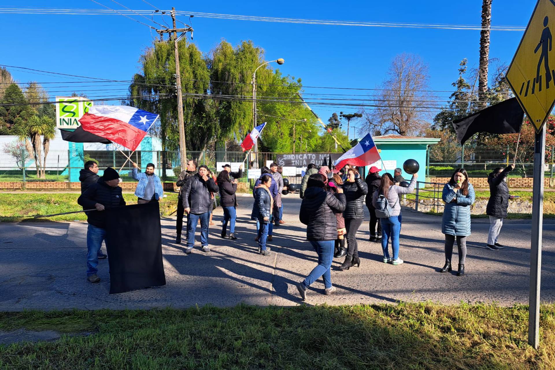 Trabajadores de INIA Quilamapu iniciaron esta mañana en Chillán una serie de movilizaciones por temas laborales