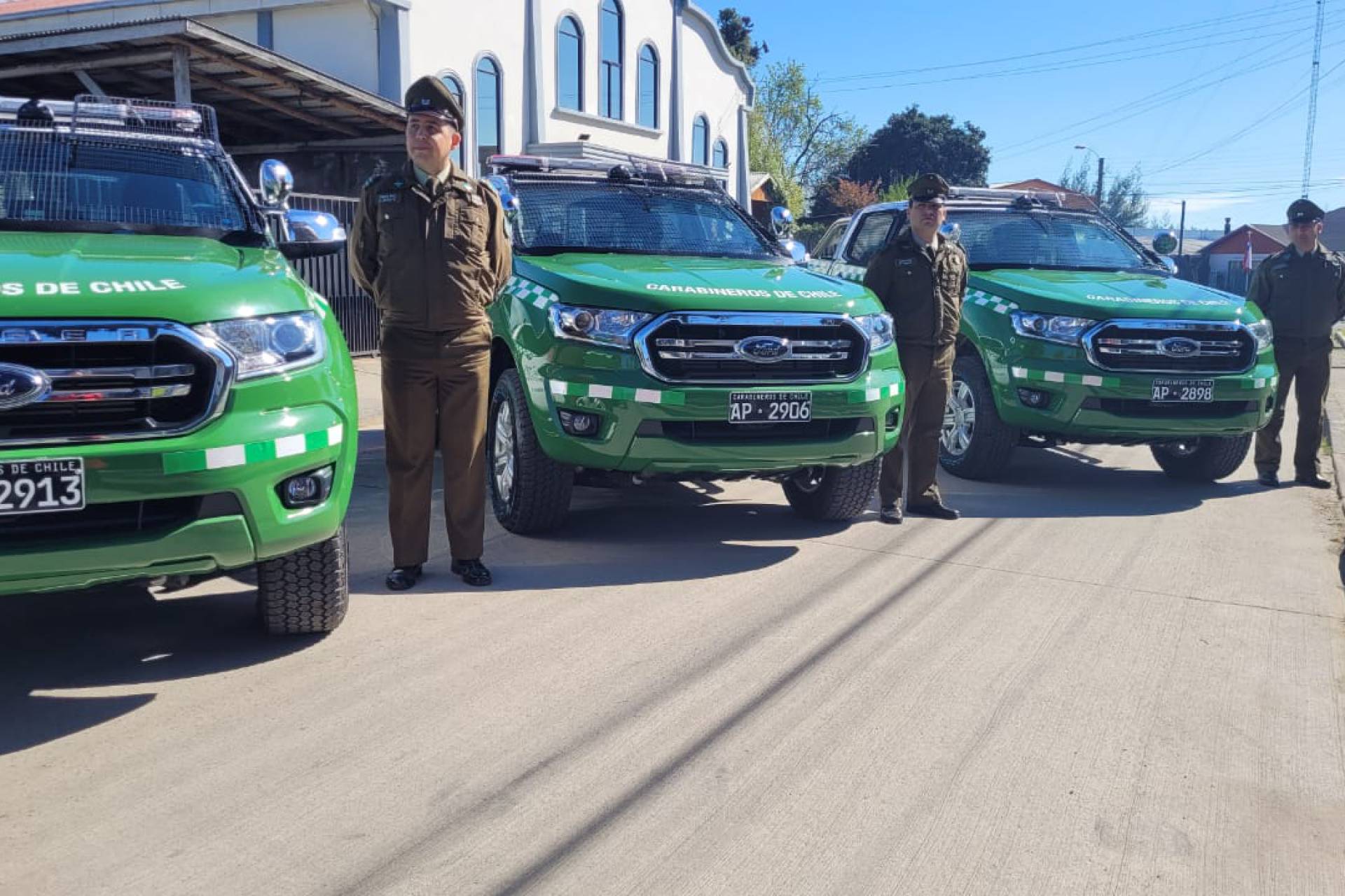 Carabineros recibió 8 camionetas policiales para cuarteles de Ñuble