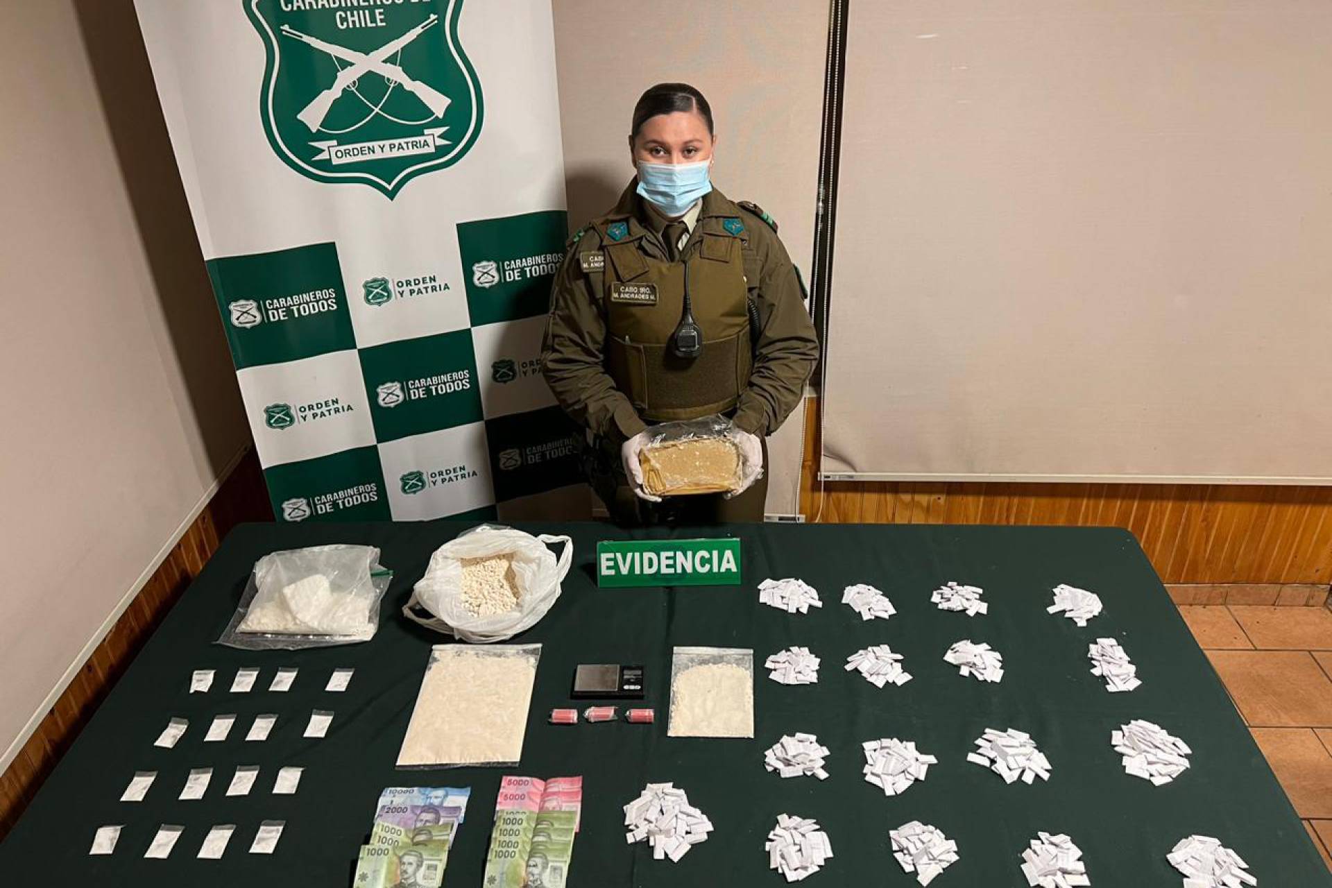 En contexto del plan Calles sin Violencia Carabineros del OS7 detuvo a 2 sujetos por tráfico de cocaína y pasta base