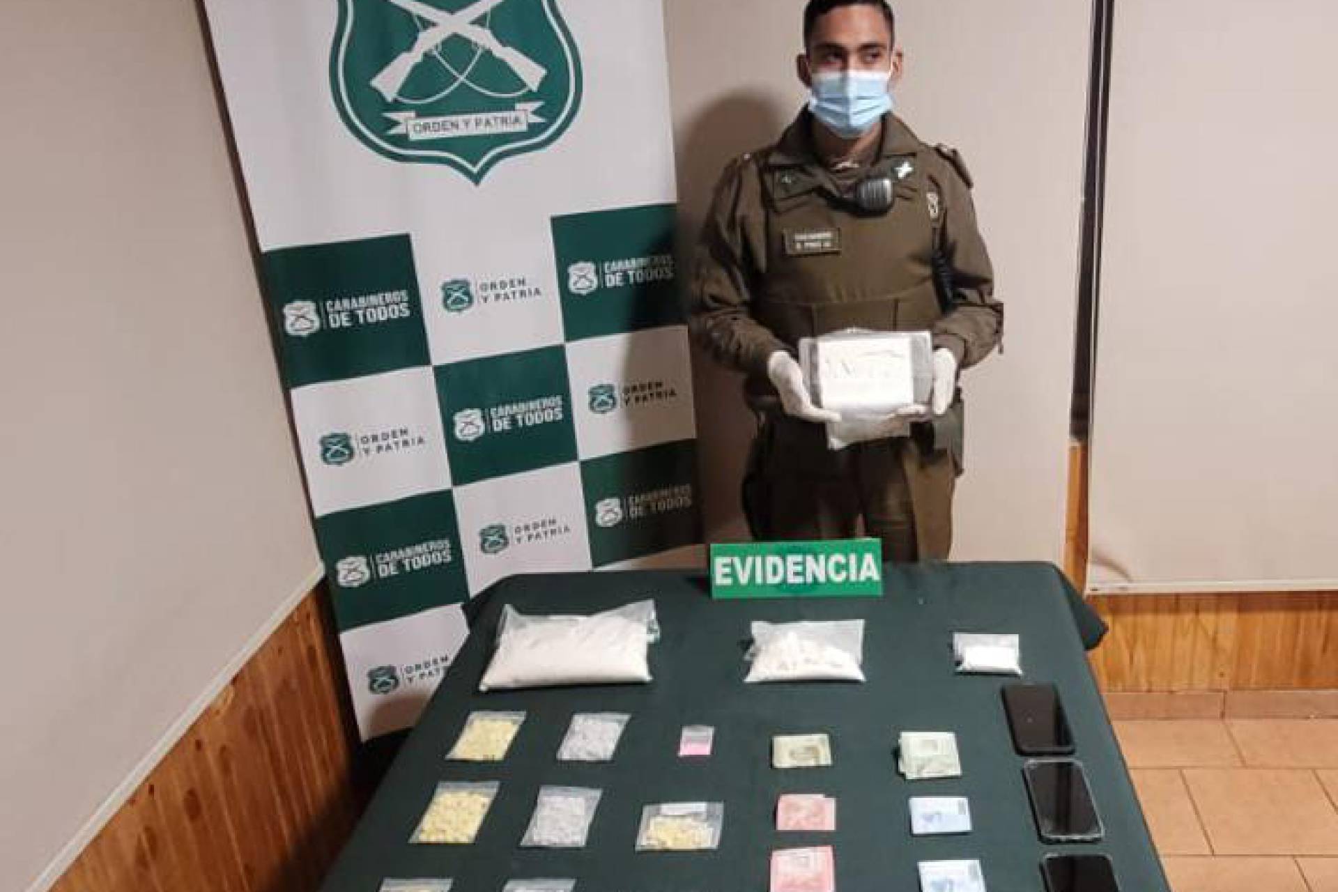 Carabineros del OS7 Ñuble detuvo por tráfico a 2 sujetos y les incautó más de 5 mil dosis de diversas drogas en peaje Santa Clara