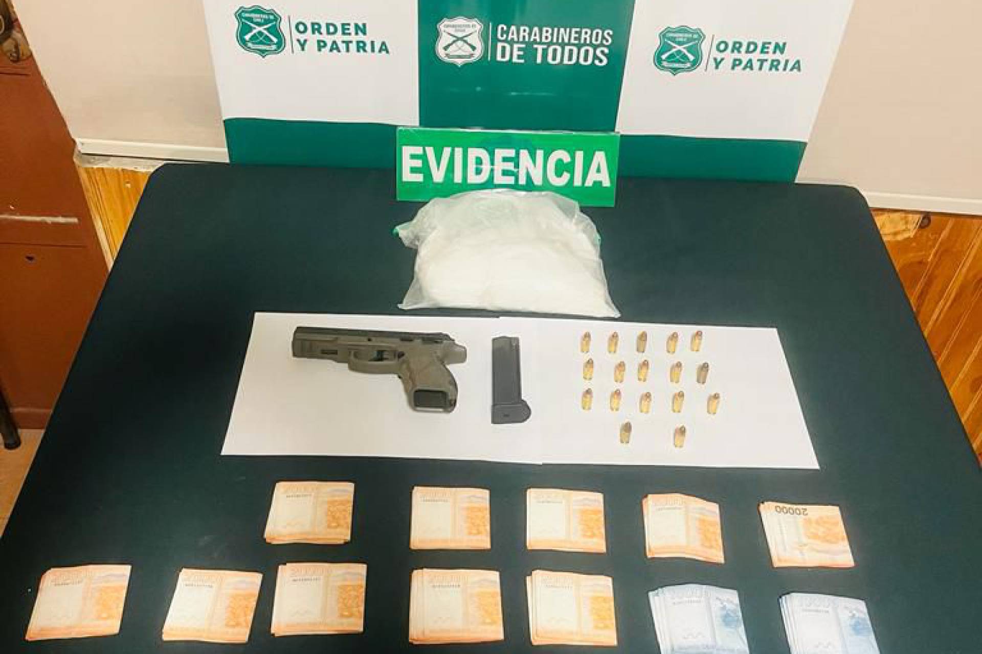 Carabineros del OS7 Ñuble detuvo a dos personas que circulaban con droga y armamento en Pemuco. Se les incautó más de 2 mil dosis de cocaína