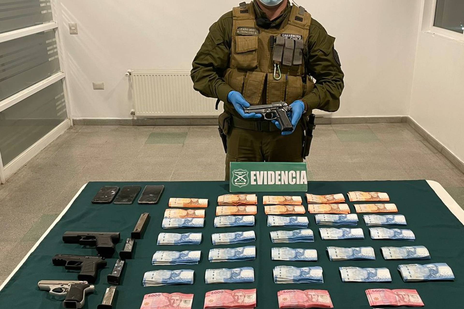 Carabineros detuvo en Chillán Viejo a 3 sujetos que circulaban en un vehículo con armas de fuego