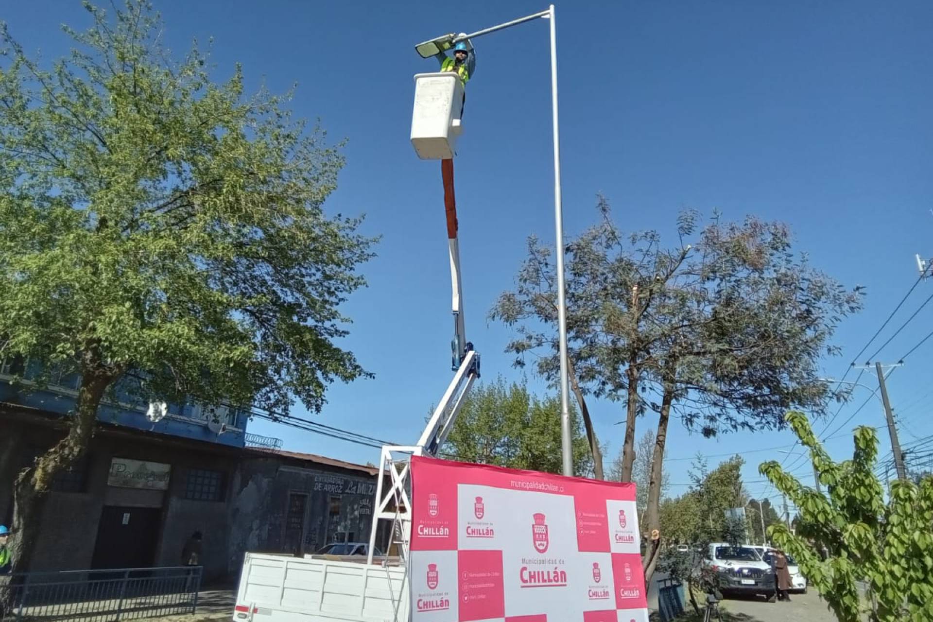 En la intersección de las venidas Sepúlveda Bustos y Martin Ruiz de Gamboa se inició programa de recambio de luminarias de sodio a tecnología Led en Chillán