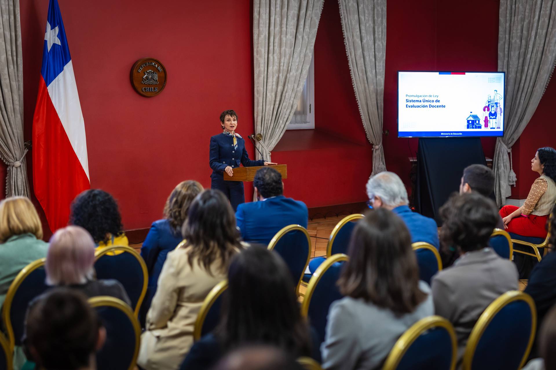 Gobierno promulga la ley que acaba con la doble Evaluación Docente y fortalece la labor pedagógica