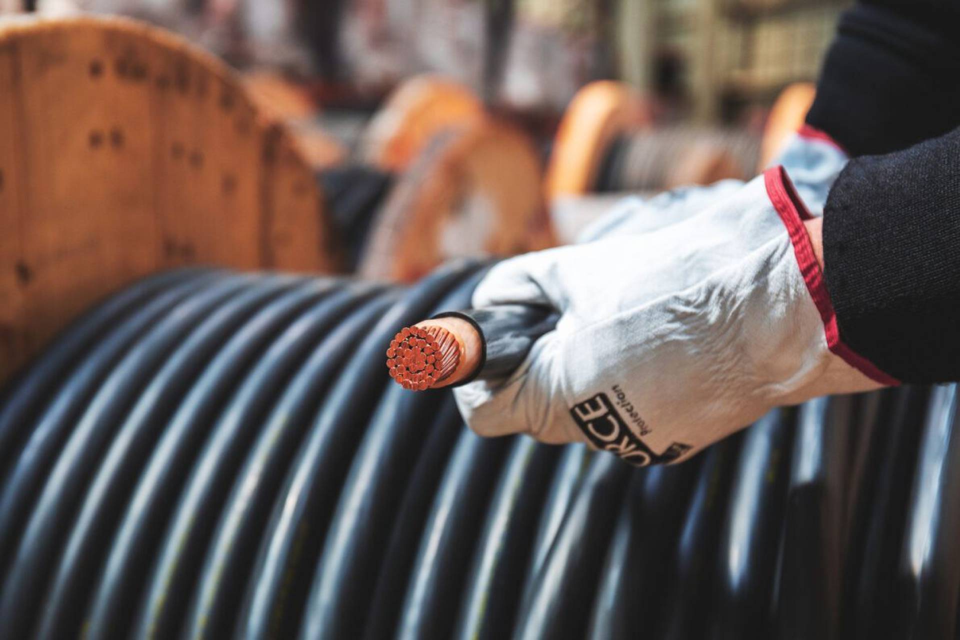Expertos alertan por fallas eléctricas debido a conexiones fuera de norma