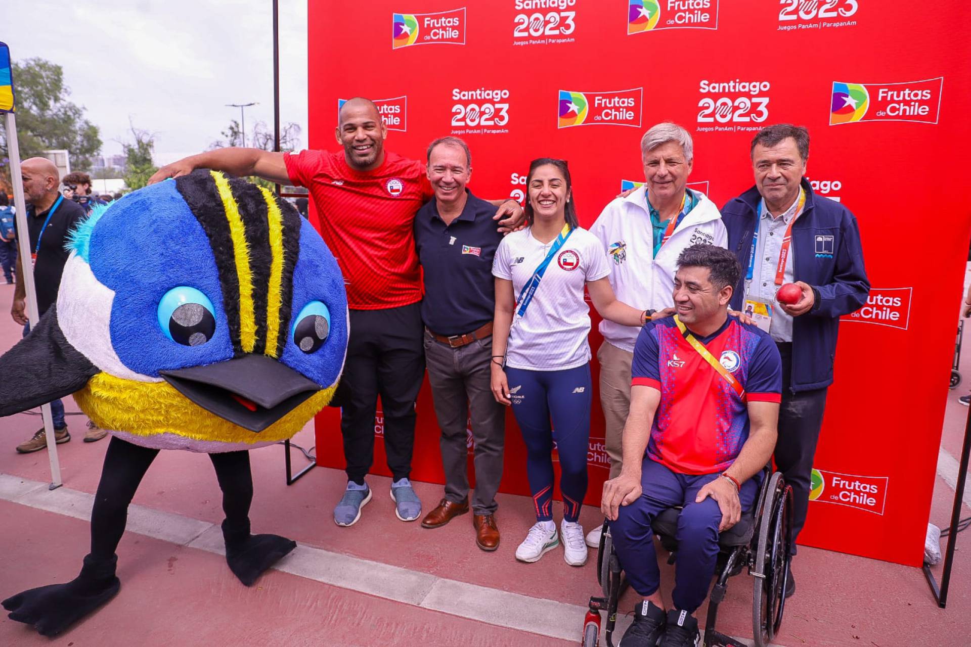 Ministro Valenzuela junto a frutas de Chile incentivan consumo de frutas en el marco de los Juegos Parapanamericanos