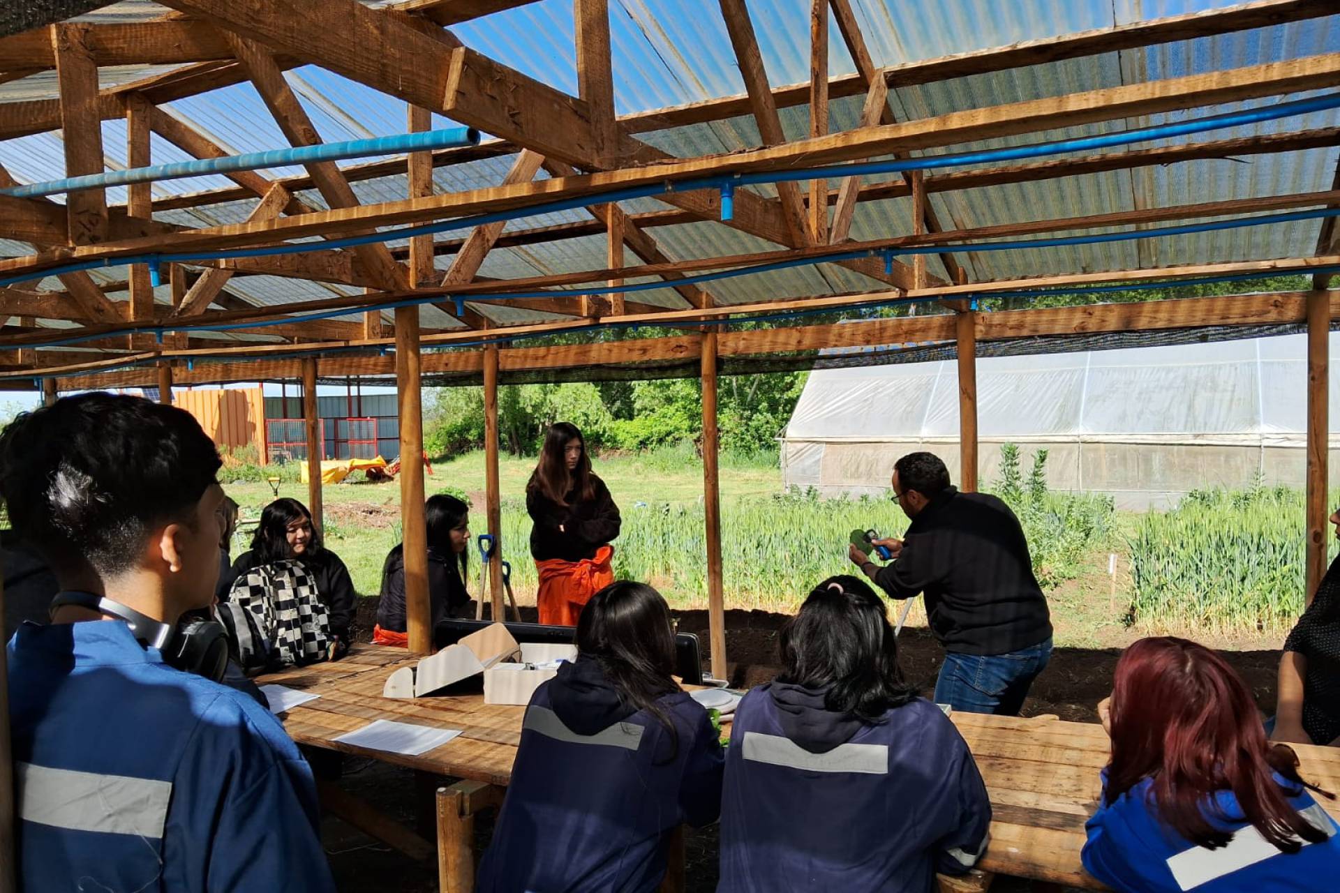 Académicos de Agronomía UdeC asesoran a estudiantes del Liceo  Técnico Puente Ñuble en sistemas agroecológicos