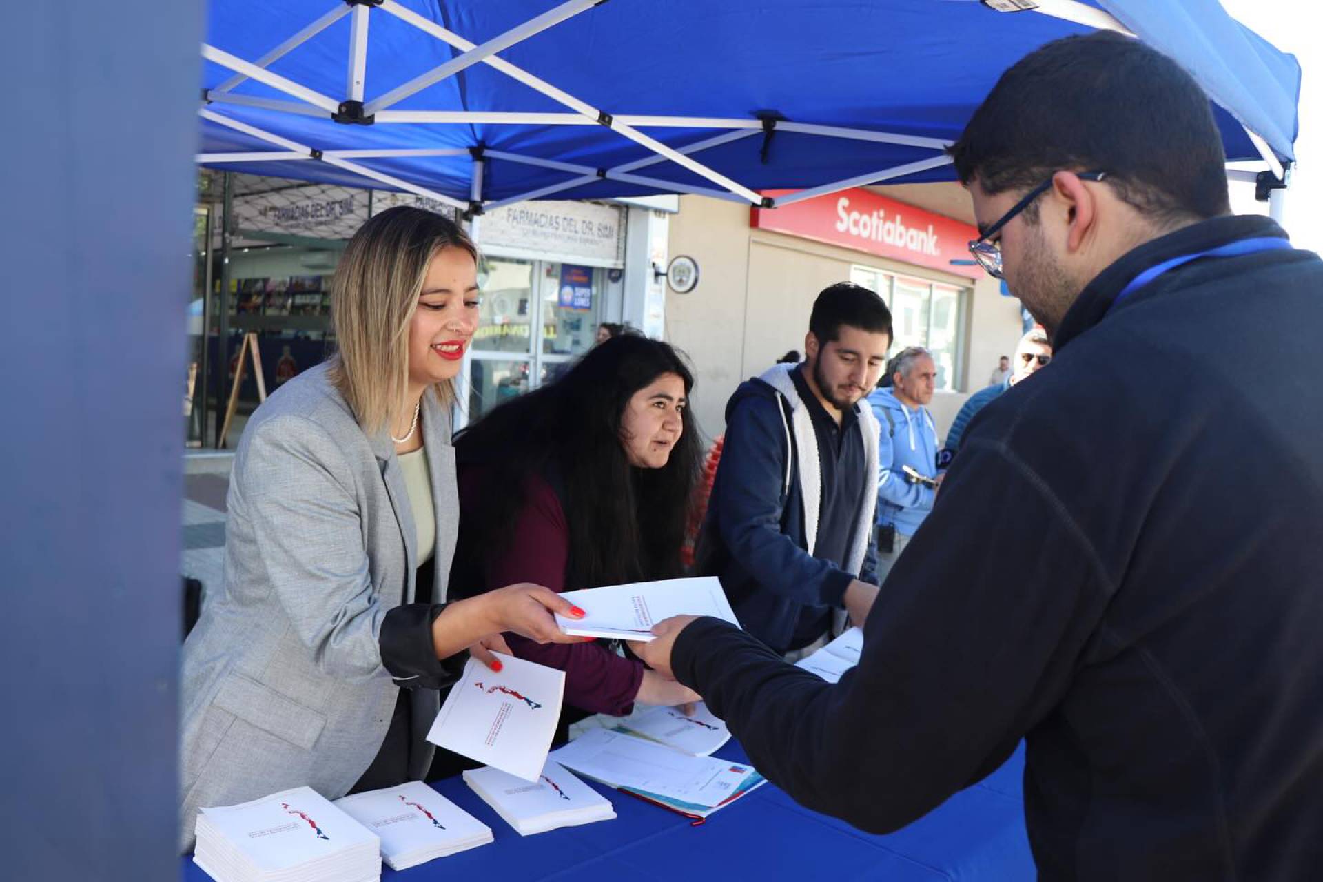 Autoridades y vecinos Valoran despliegue del Gobierno entregando la Propuesta de Nueva Constitución