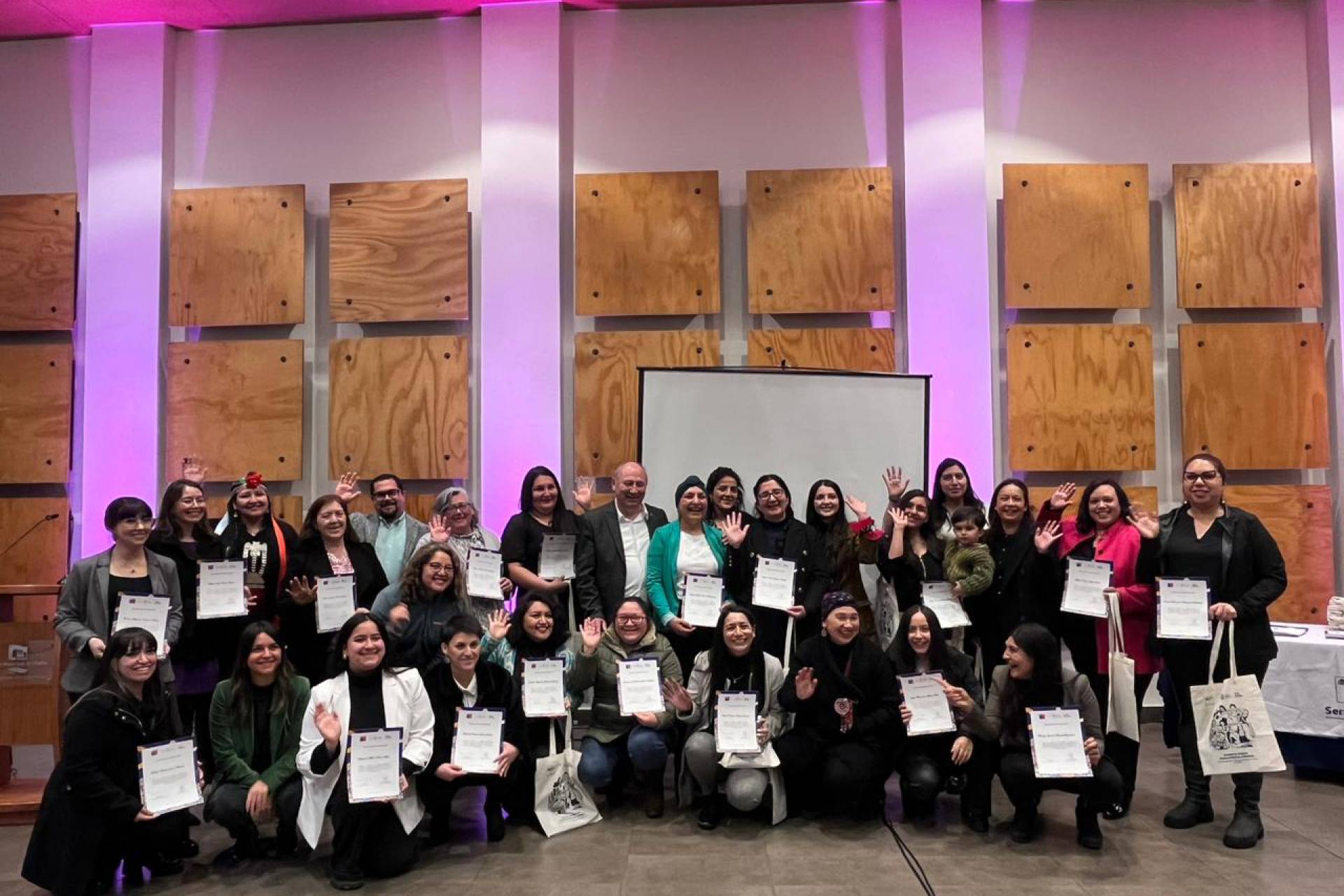 Lideresas de Ñuble egresan de la Escuela Mujeres Lideres Políticas y Sociales 2023 de SernamEG