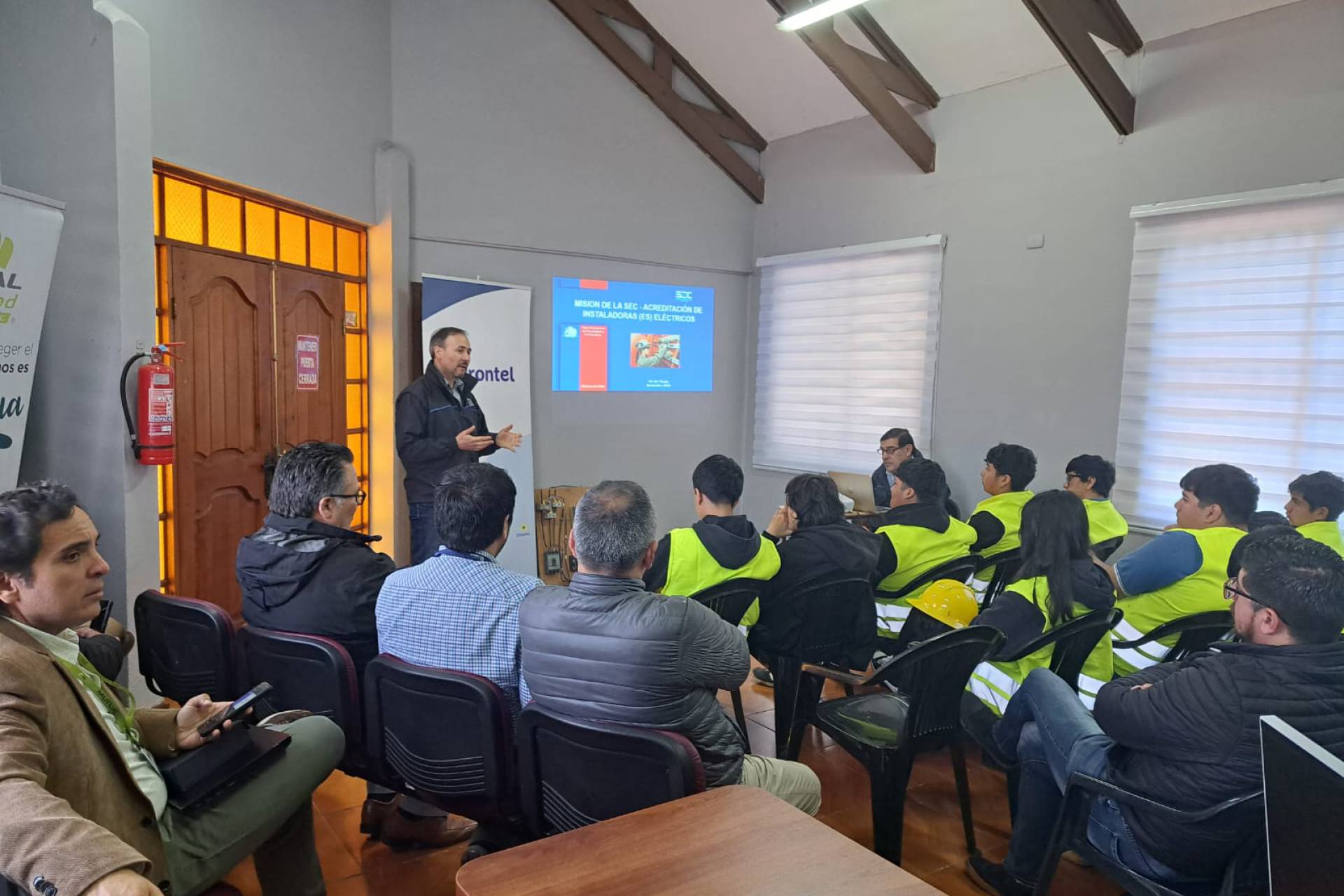 SEC Ñuble participa en Feria de Seguridad y dicta charla sobre materias eléctricas a estudiantes del Liceo Polivalente Juvenal Hernández Jaque