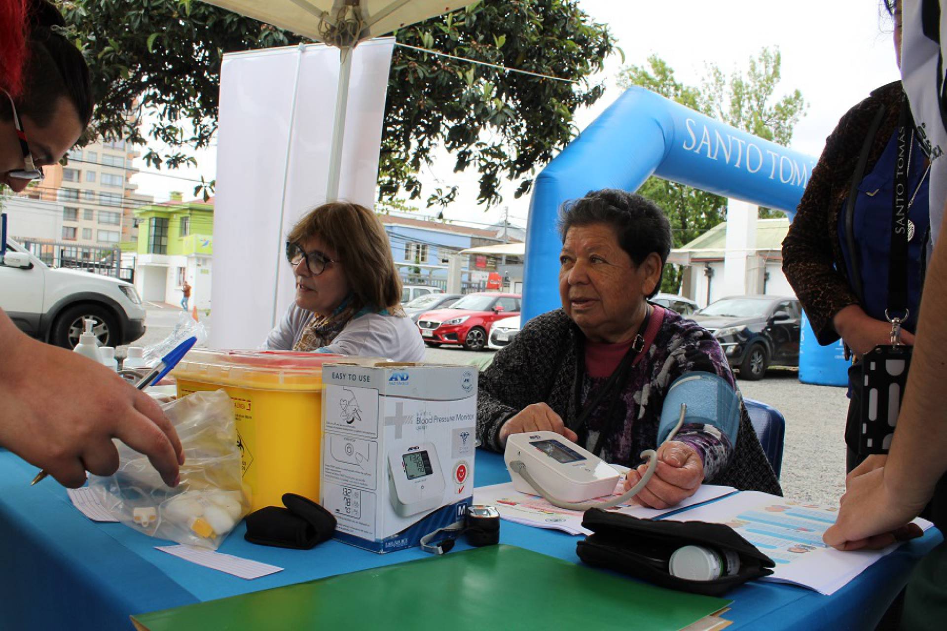 Feria de Salud Santo Tomás Chillán promueve bienestar integral con actividades de prevención y educación.