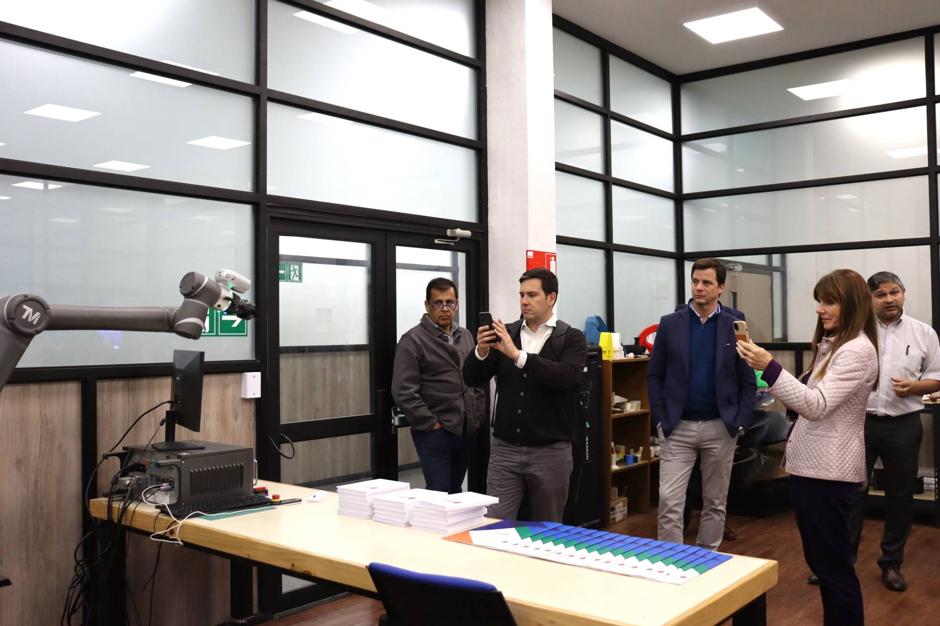 Círculo de Innovación de ICARE visitó laboratorios de fabricación del Centro para la Industria 4.0 Udec