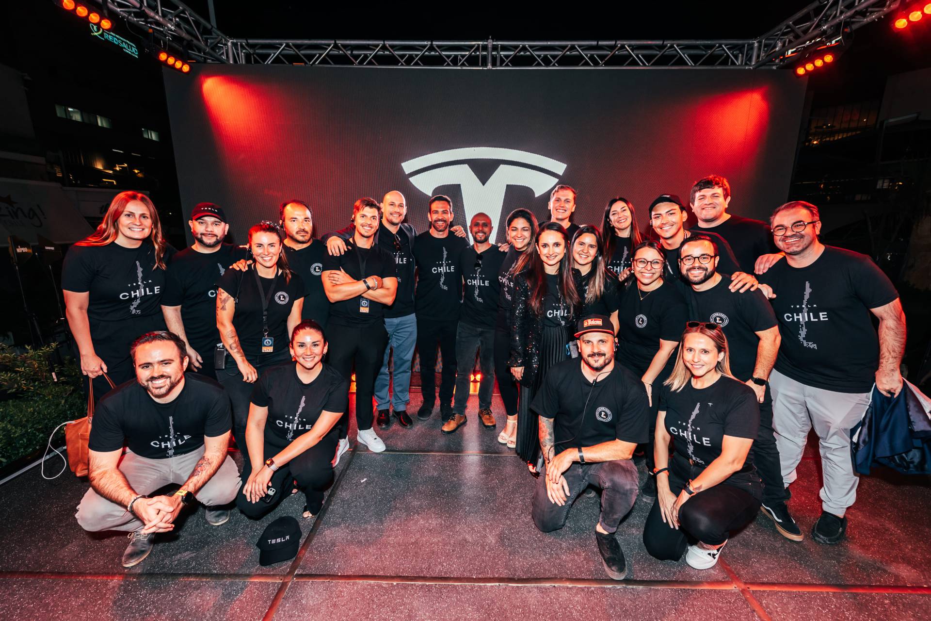 ¿Quién es la productora detrás del lanzamiento de Tesla en Chile?