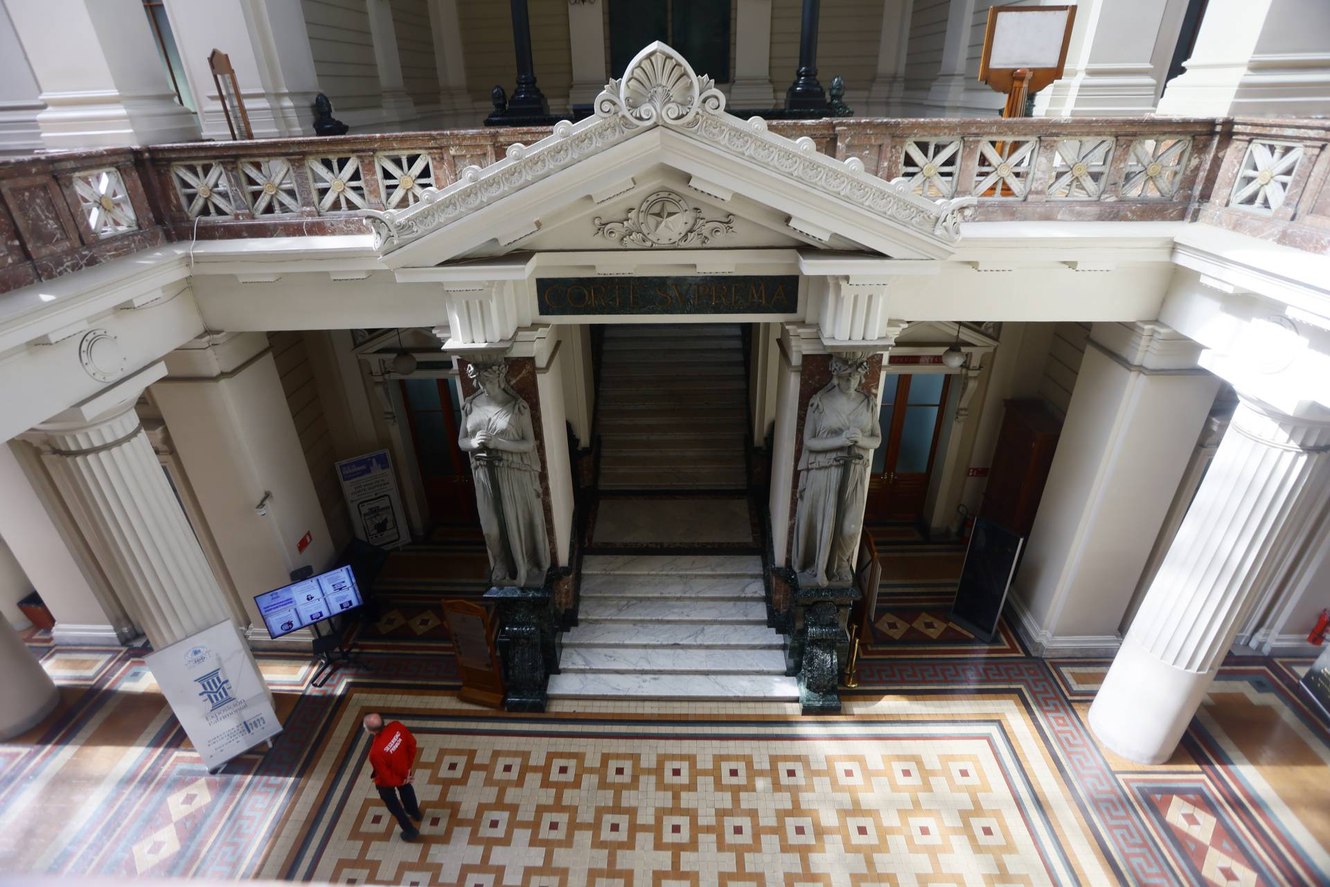 Controversia por la Compra de Vehículos de Alta Gama por la Corte Suprema