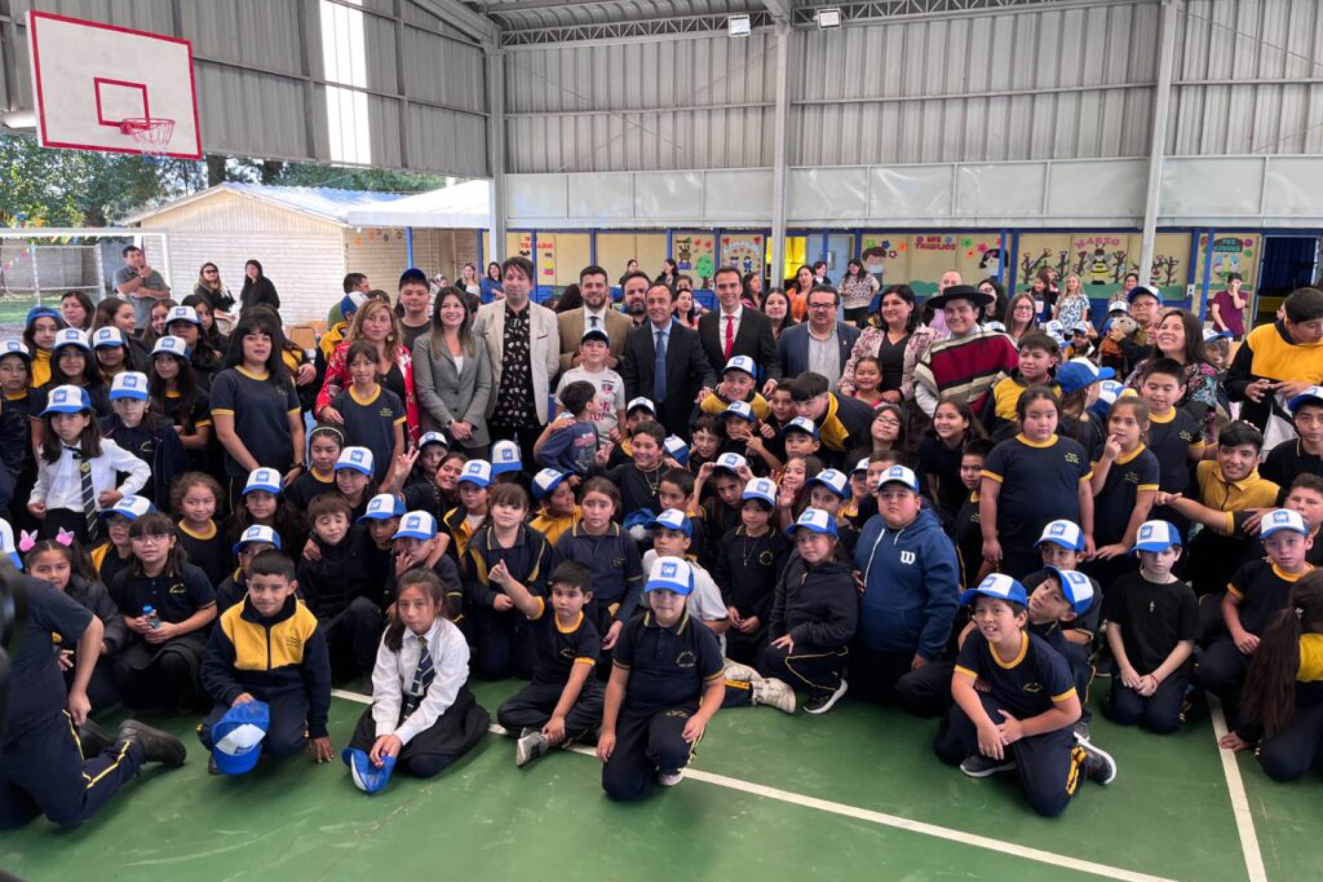 Ministro del Deporte, junto a diversas autoridades regionales y de educación presentan las mejoras en la Escuela El Pal Pal de Bulnes, enfocadas en potenciar el deporte y beneficiar a más de 1.900 personas de la comunidad.