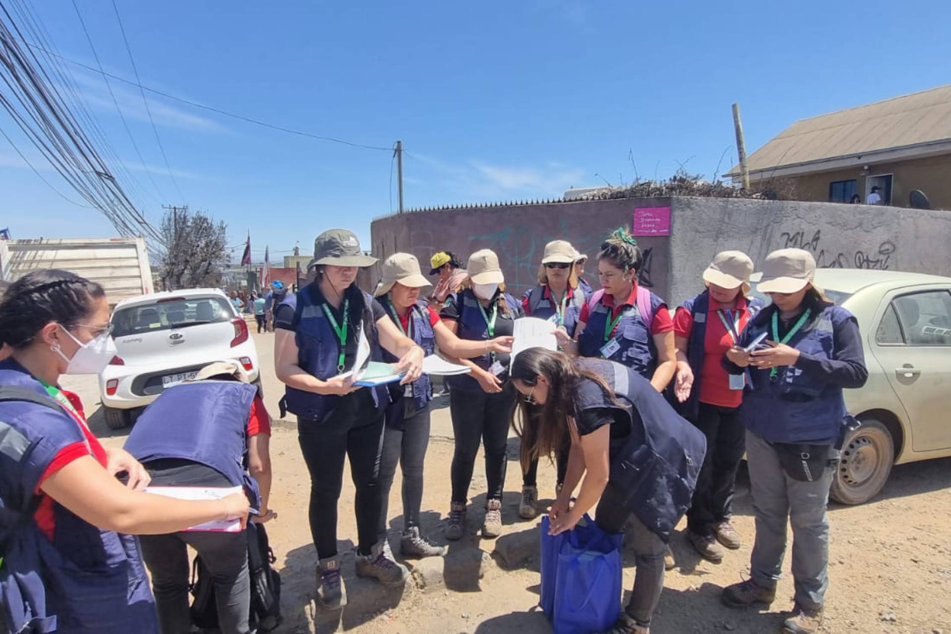 Municipio de Quillón envía equipo especializado para apoyar a víctimas de incendios en Viña del Mar.