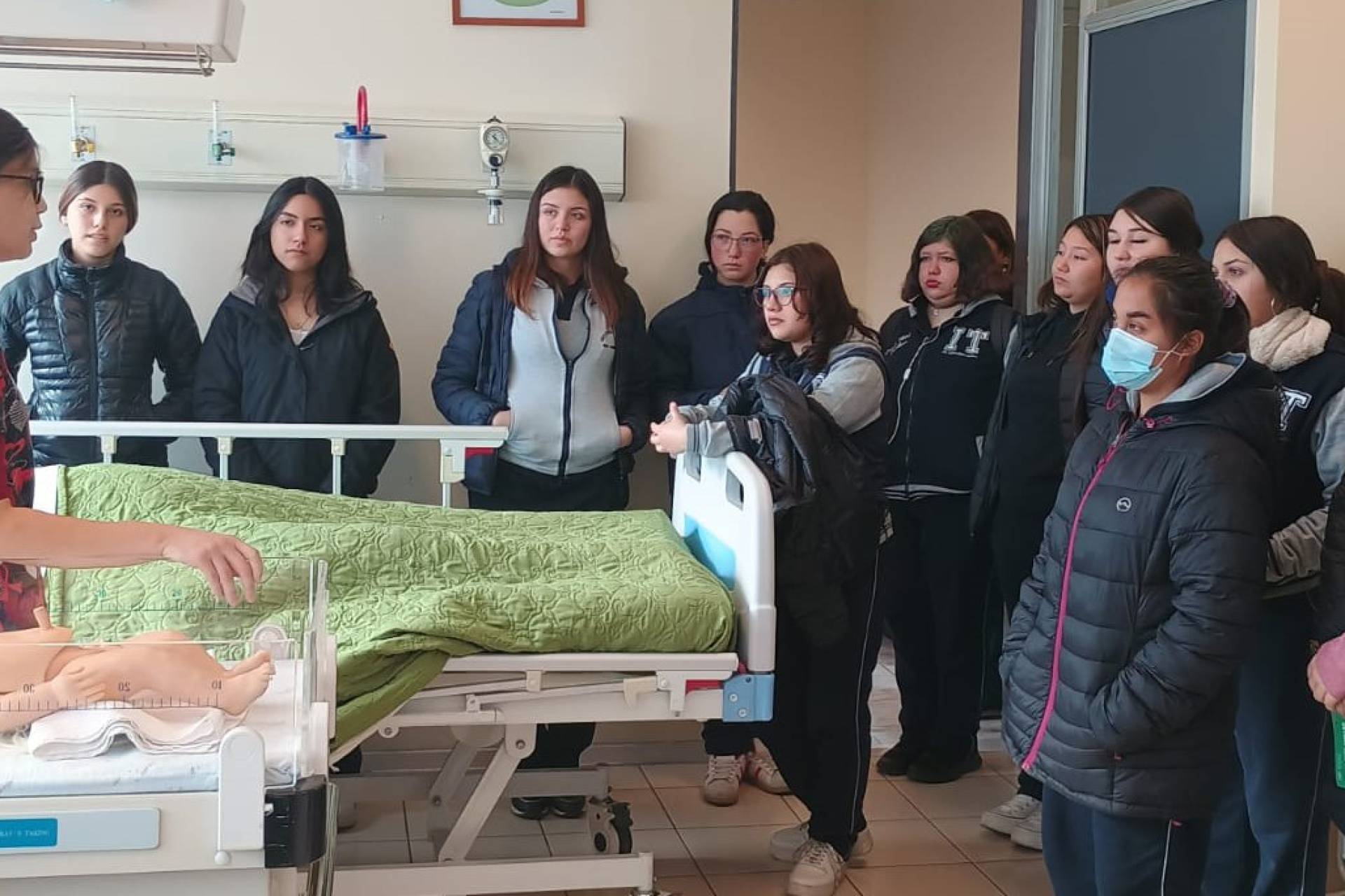 Estudiantes del Liceo Mabel Condemarin vivieron la experiencia de ser  Tomasinos por un día