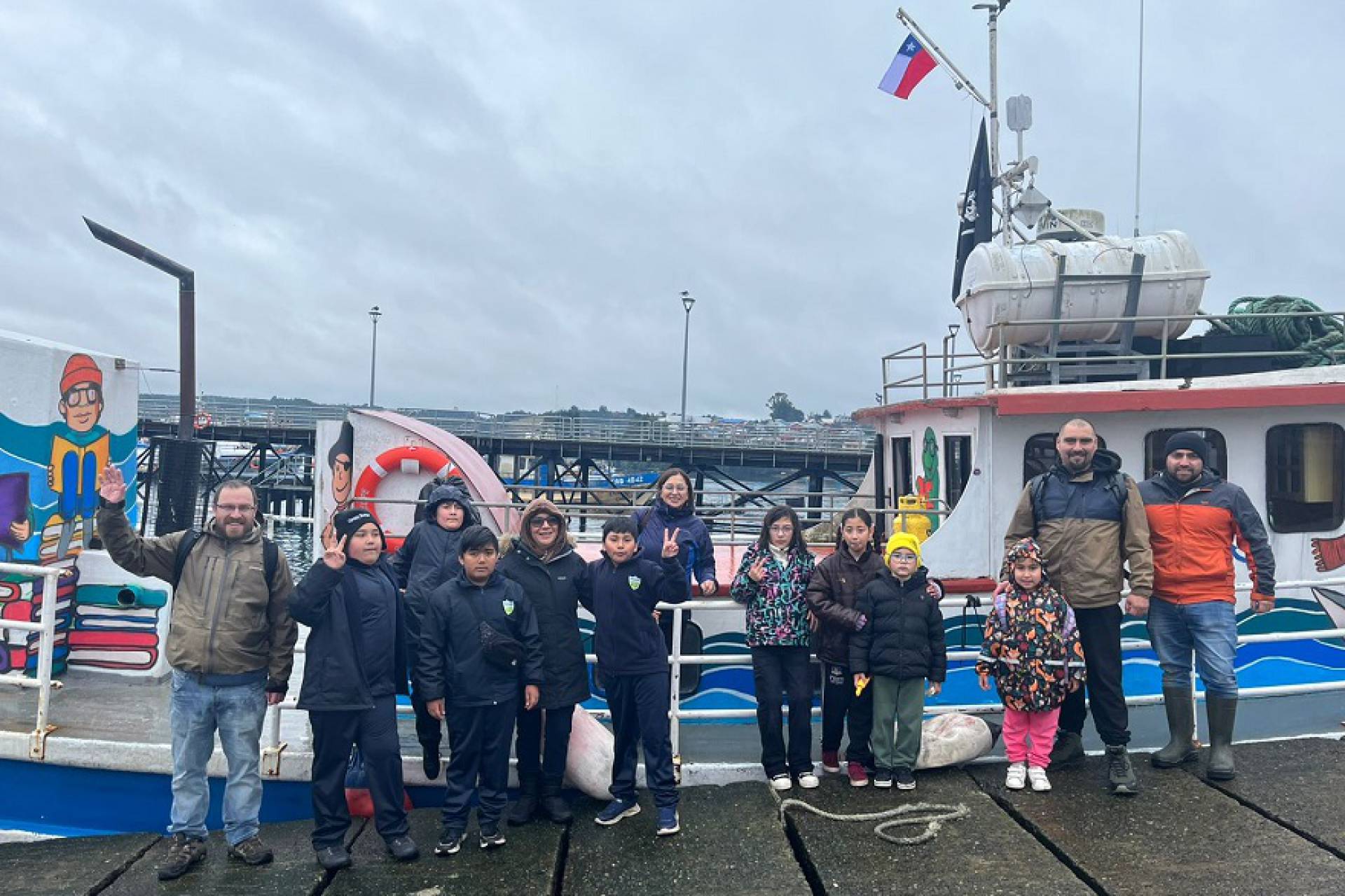Bibliolancha en Chiloé y los bosques azules: Navegando en una aventura educativa por los mares de Quemchi