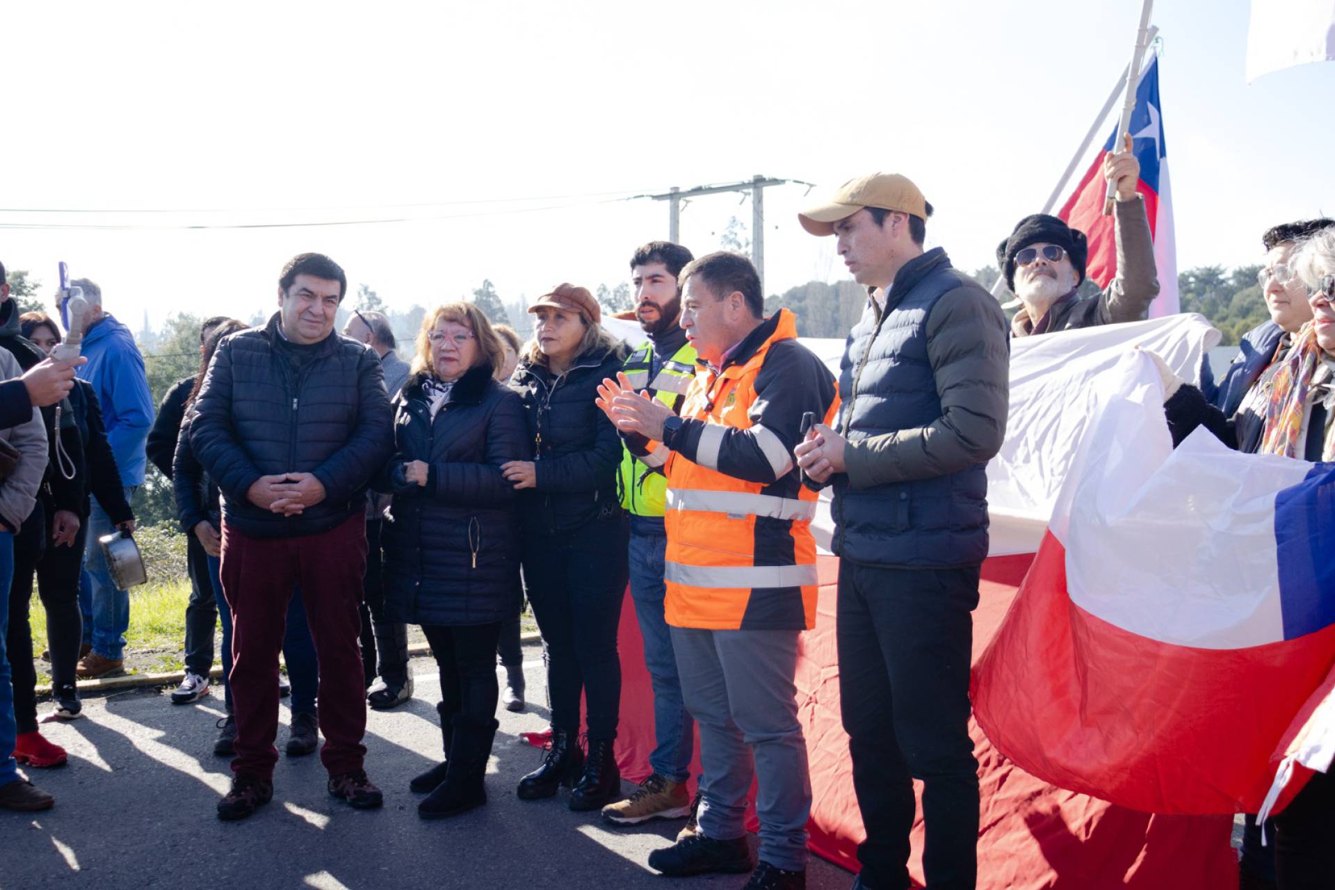 Vecinos de Quillón y Bulnes cortan la Ruta N48 exigiendo soluciones a atraso en obras