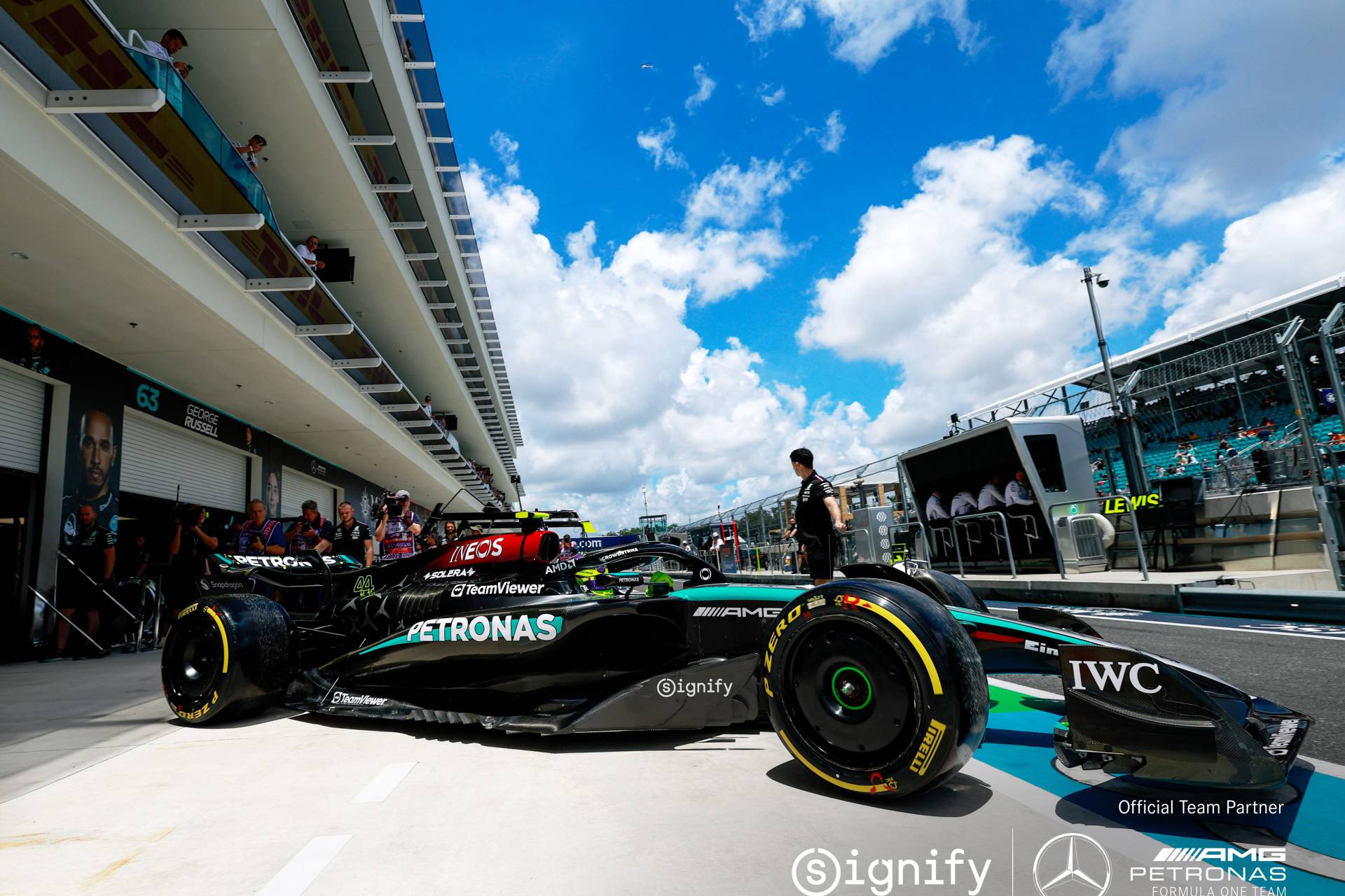 Signify y el equipo de Fórmula 1 Mercedes-AMG Petronas lanzan una nueva asociación para impulsar la innovación responsable dentro y fuera de la pista