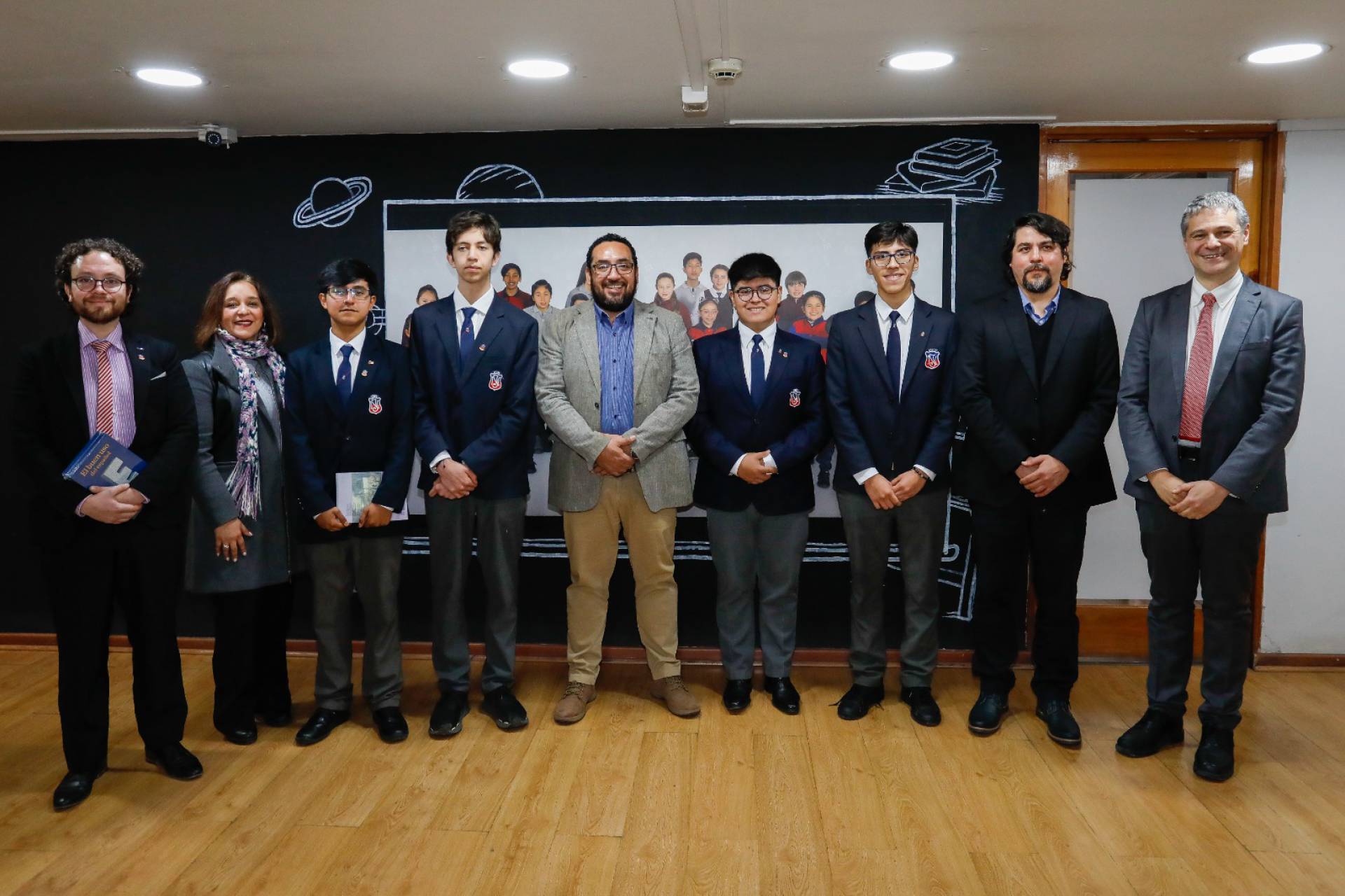 Ministro Cataldo se reúne con estudiantes del Instituto Nacional que destacaron en Mundial de Debate desarrollado en Panamá