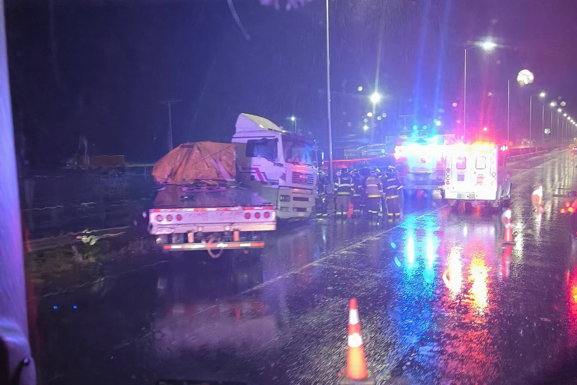 Volcamiento de camión en San Nicolás deja un lesionado en Ruta 5 Sur